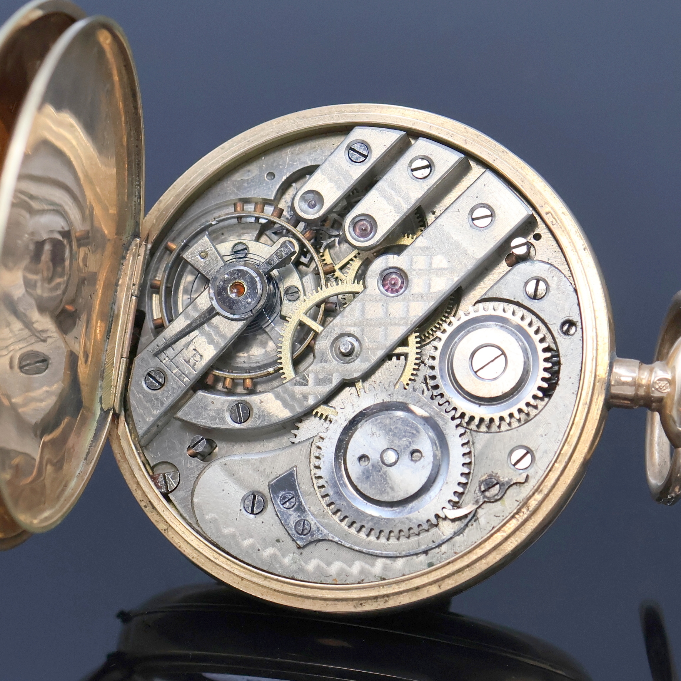 Detail g: Herrensavonette in RG 585/000, Schweiz um 1890, guill., floral grav. 3-Deckel Goldgeh. dell., Cuvette m. Monogramm-Grav., Emailzifferbl. m. röm. ...
