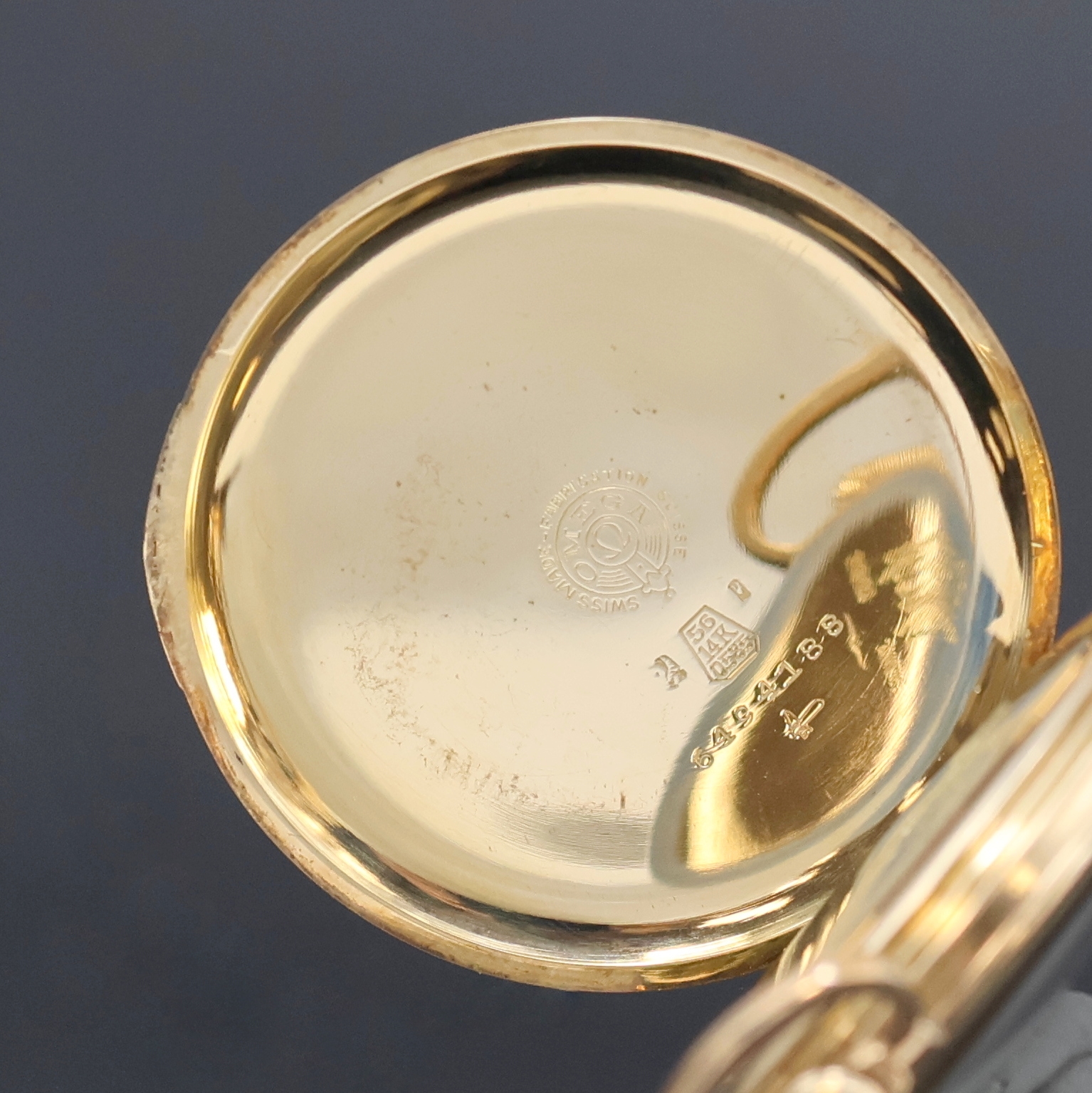 Detail a: OMEGA Herrentaschenuhr in RoseG 585/000, Schweiz um 1928, Strahlen-guill. Geh., Goldcuvette m. Medaillengrav., Emailzifferbl. riss., arab. Zahlen, ...