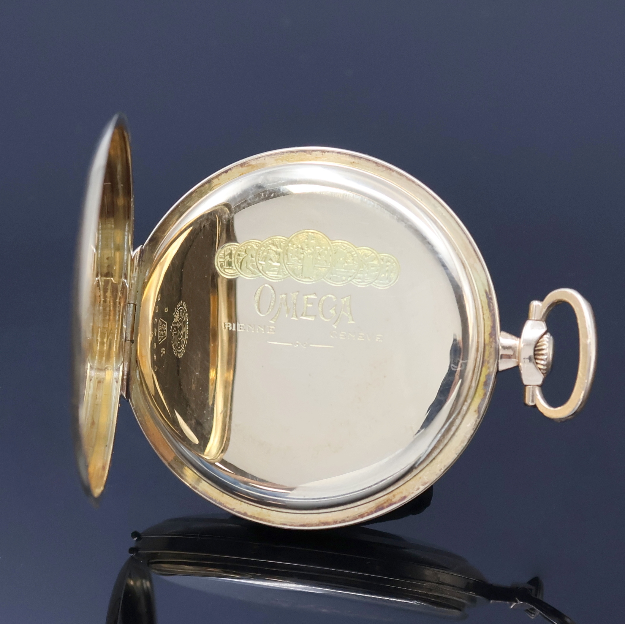 Detail b: OMEGA Herrentaschenuhr in RoseG 585/000, Schweiz um 1928, Strahlen-guill. Geh., Goldcuvette m. Medaillengrav., Emailzifferbl. riss., arab. Zahlen, ...