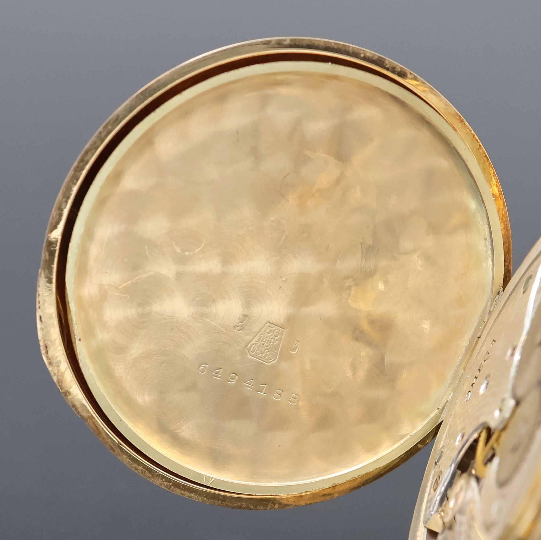 Detail c: OMEGA Herrentaschenuhr in RoseG 585/000, Schweiz um 1928, Strahlen-guill. Geh., Goldcuvette m. Medaillengrav., Emailzifferbl. riss., arab. Zahlen, ...