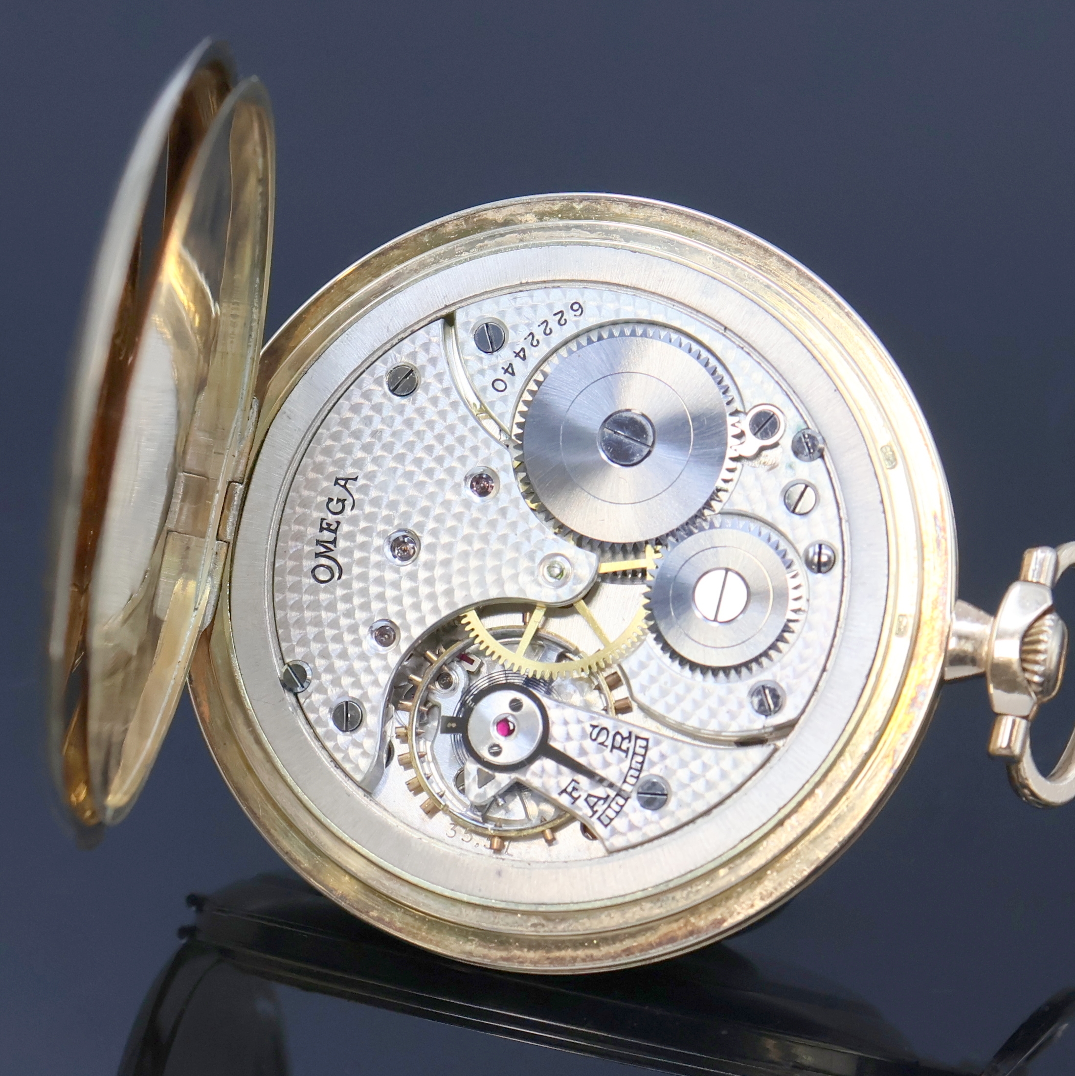 Detail d: OMEGA Herrentaschenuhr in RoseG 585/000, Schweiz um 1928, Strahlen-guill. Geh., Goldcuvette m. Medaillengrav., Emailzifferbl. riss., arab. Zahlen, ...