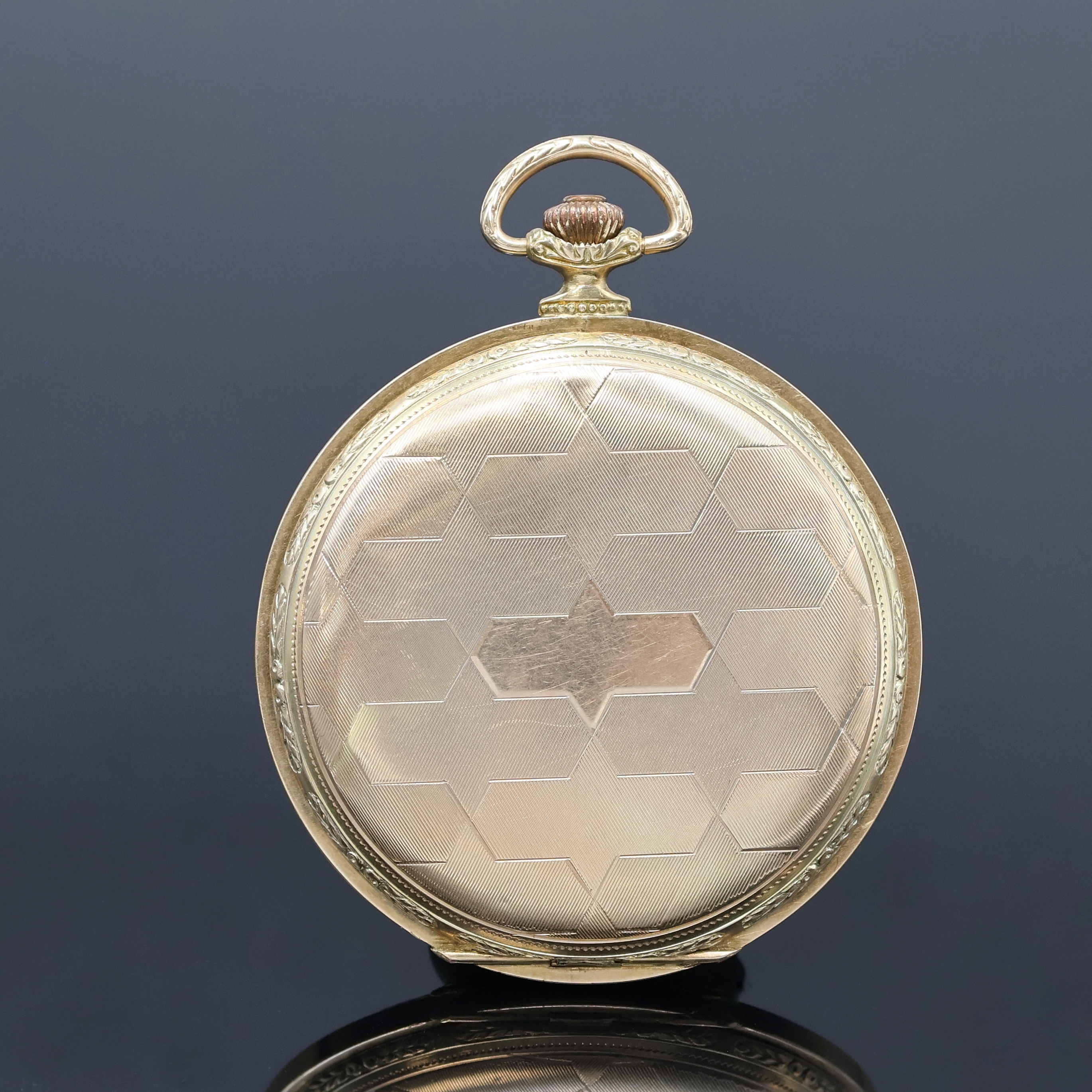 Detail b: CORGEMONT WATCH Herrensavonette in GG 585/000, Schweiz um 1930, geometrisch guill. 3- Deckel Goldgeh. dell./Scharnier v. Rückdeckel zu rep., Cuvette ...