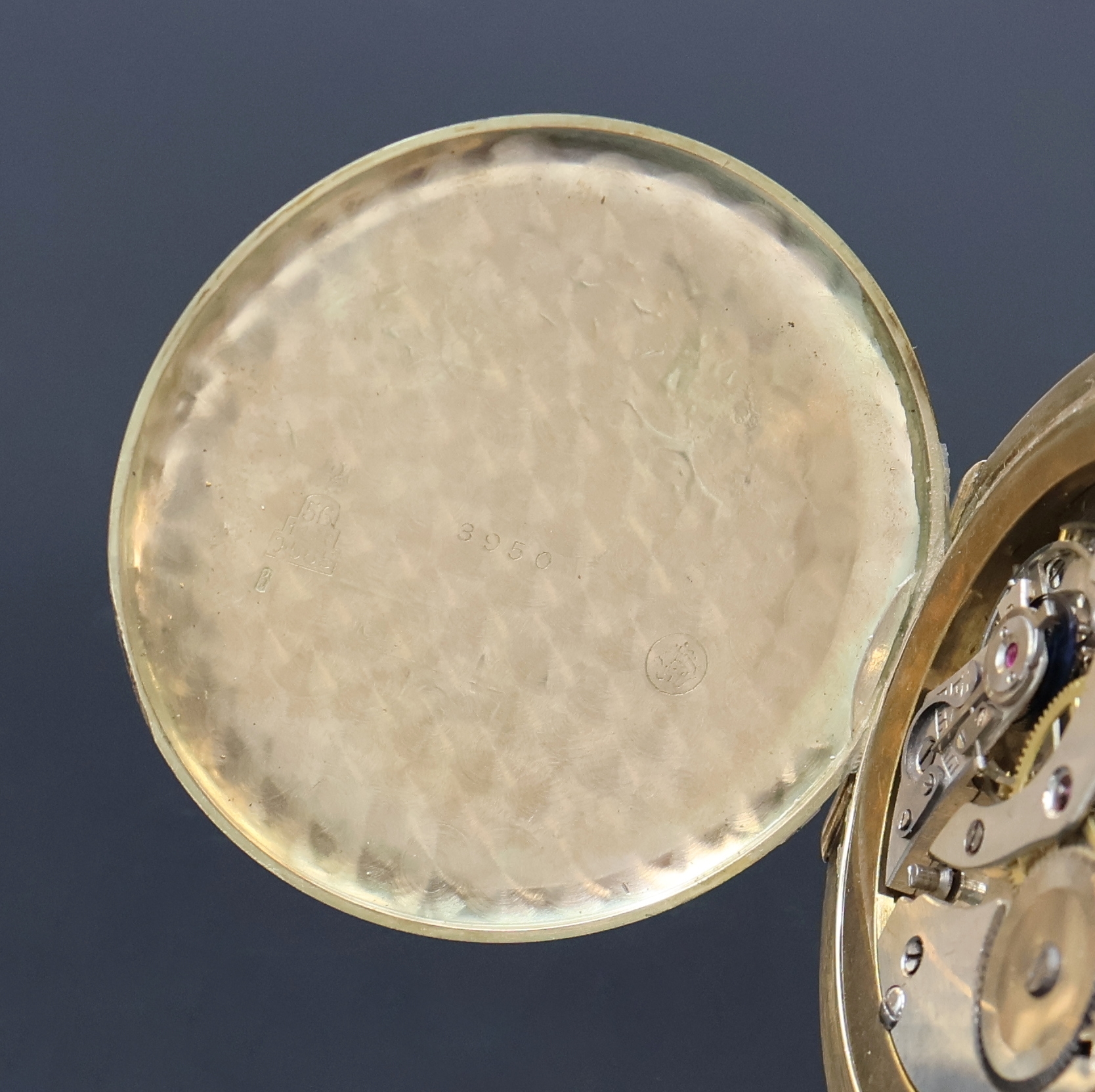 Detail e: CORGEMONT WATCH Herrensavonette in GG 585/000, Schweiz um 1930, geometrisch guill. 3- Deckel Goldgeh. dell./Scharnier v. Rückdeckel zu rep., Cuvette ...