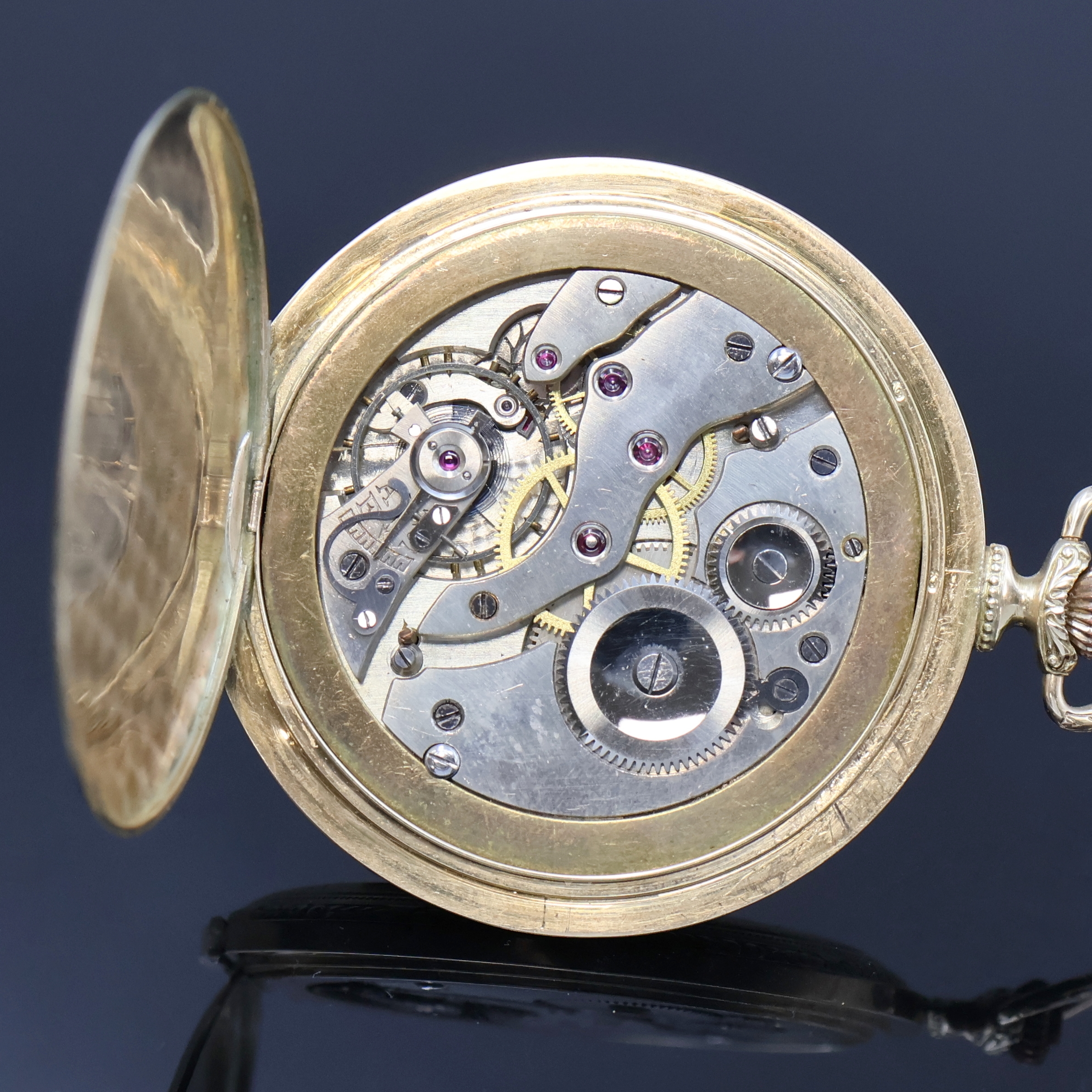 Detail f: CORGEMONT WATCH Herrensavonette in GG 585/000, Schweiz um 1930, geometrisch guill. 3- Deckel Goldgeh. dell./Scharnier v. Rückdeckel zu rep., Cuvette ...