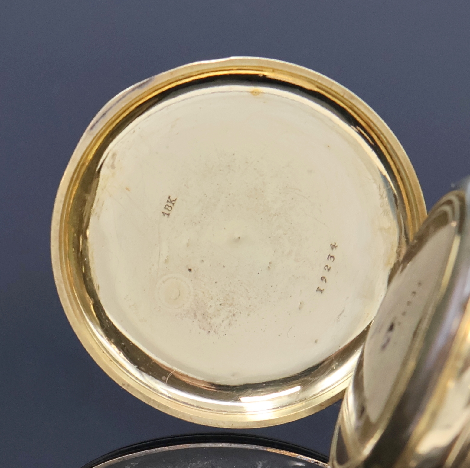 Detail d: ROBERT Geneve Herrensavonette in GG 750/000, Schweiz um 1860, Schlüsselaufzug, guill. 2- Deckel Goldgeh. dell., sign. Metallcuvette, Emailzifferbl., ...