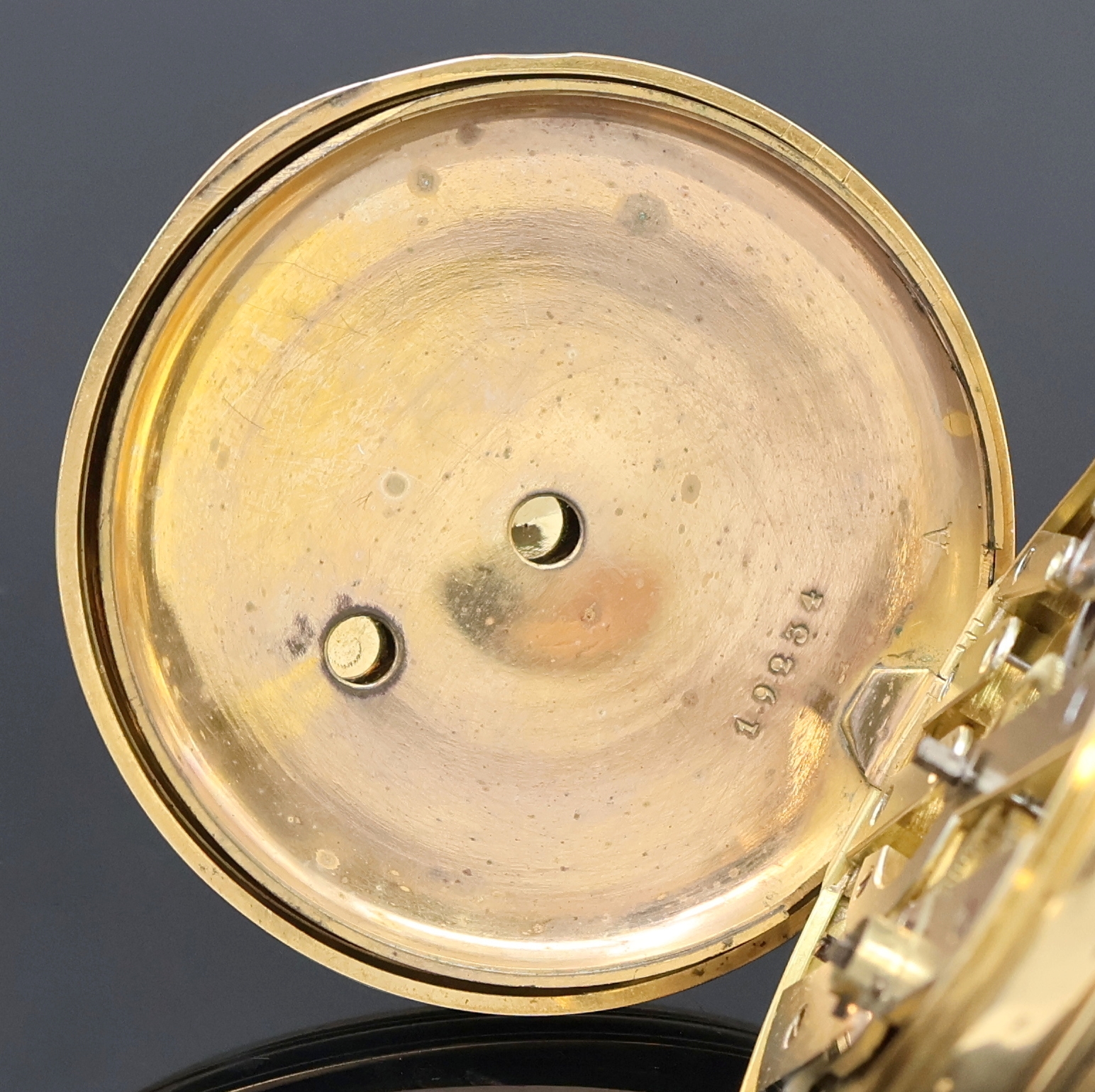 Detail f: ROBERT Geneve Herrensavonette in GG 750/000, Schweiz um 1860, Schlüsselaufzug, guill. 2- Deckel Goldgeh. dell., sign. Metallcuvette, Emailzifferbl., ...