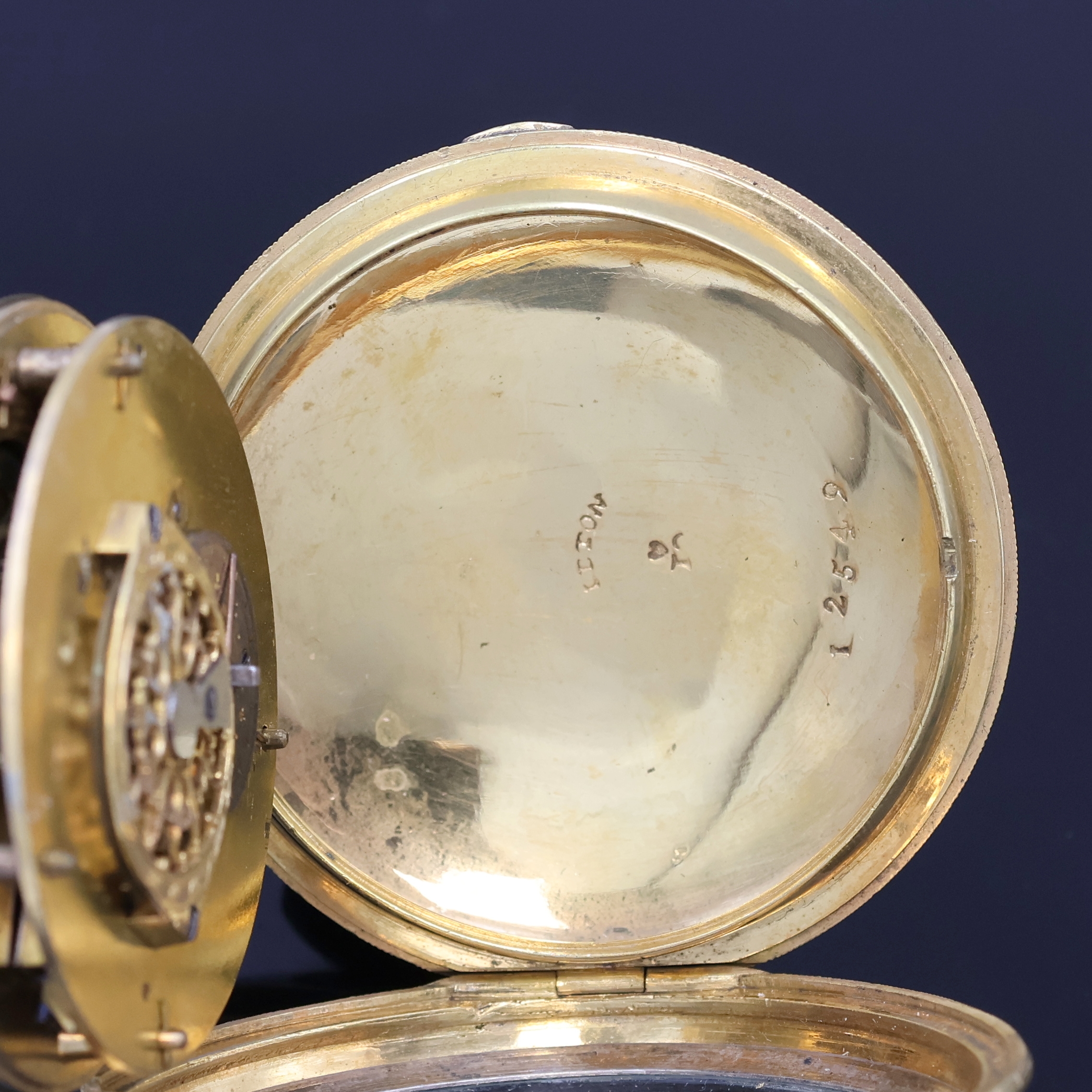 Detail a: Email-Spindeltaschenuhr, Schweiz um 1790, verg. Geh., rücks. transluzid blau emailliert m. gold./blauen floralen Einlagen besch./rep., Lünette m. ...
