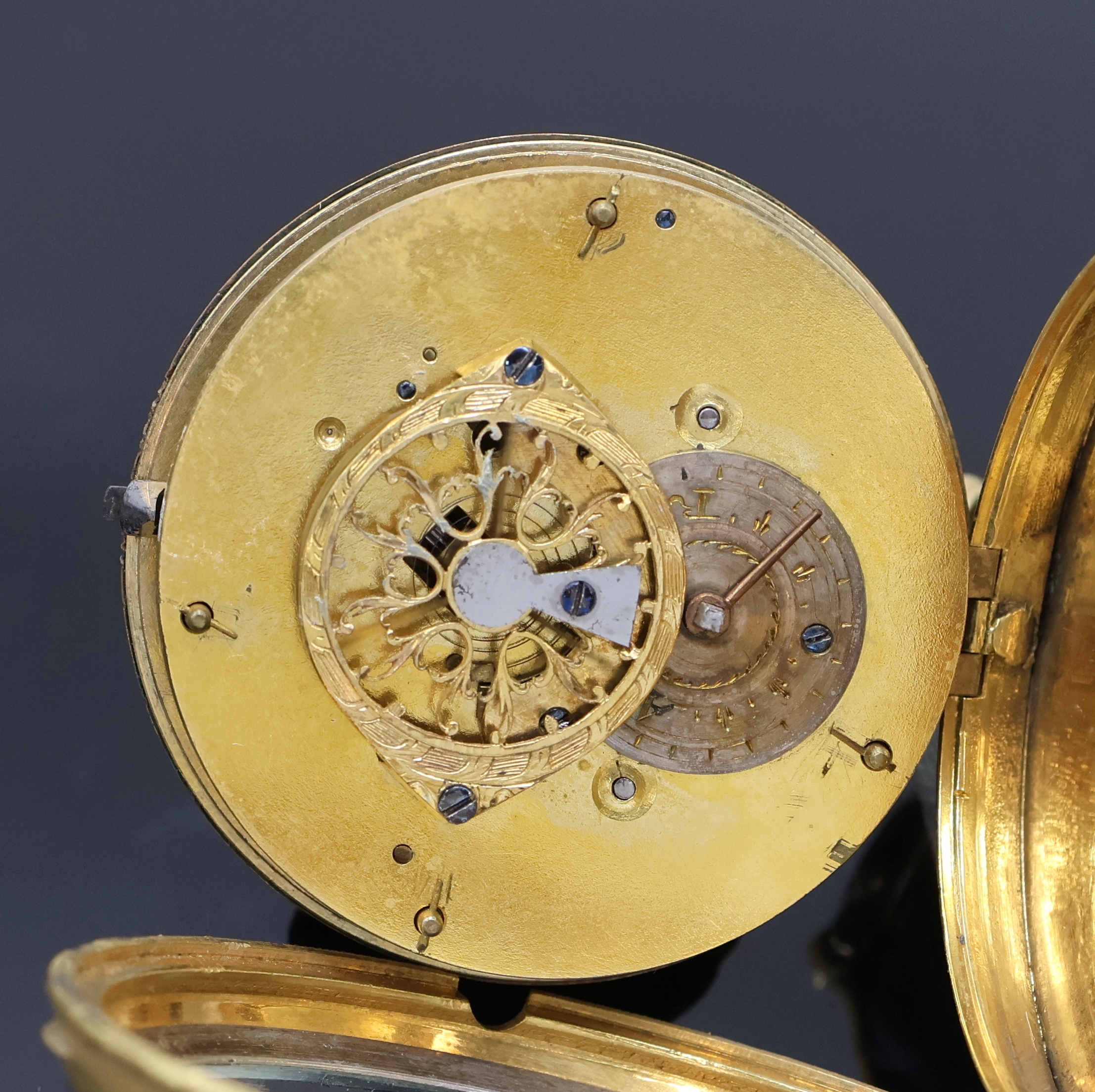 Detail b: Email-Spindeltaschenuhr, Schweiz um 1790, verg. Geh., rücks. transluzid blau emailliert m. gold./blauen floralen Einlagen besch./rep., Lünette m. ...