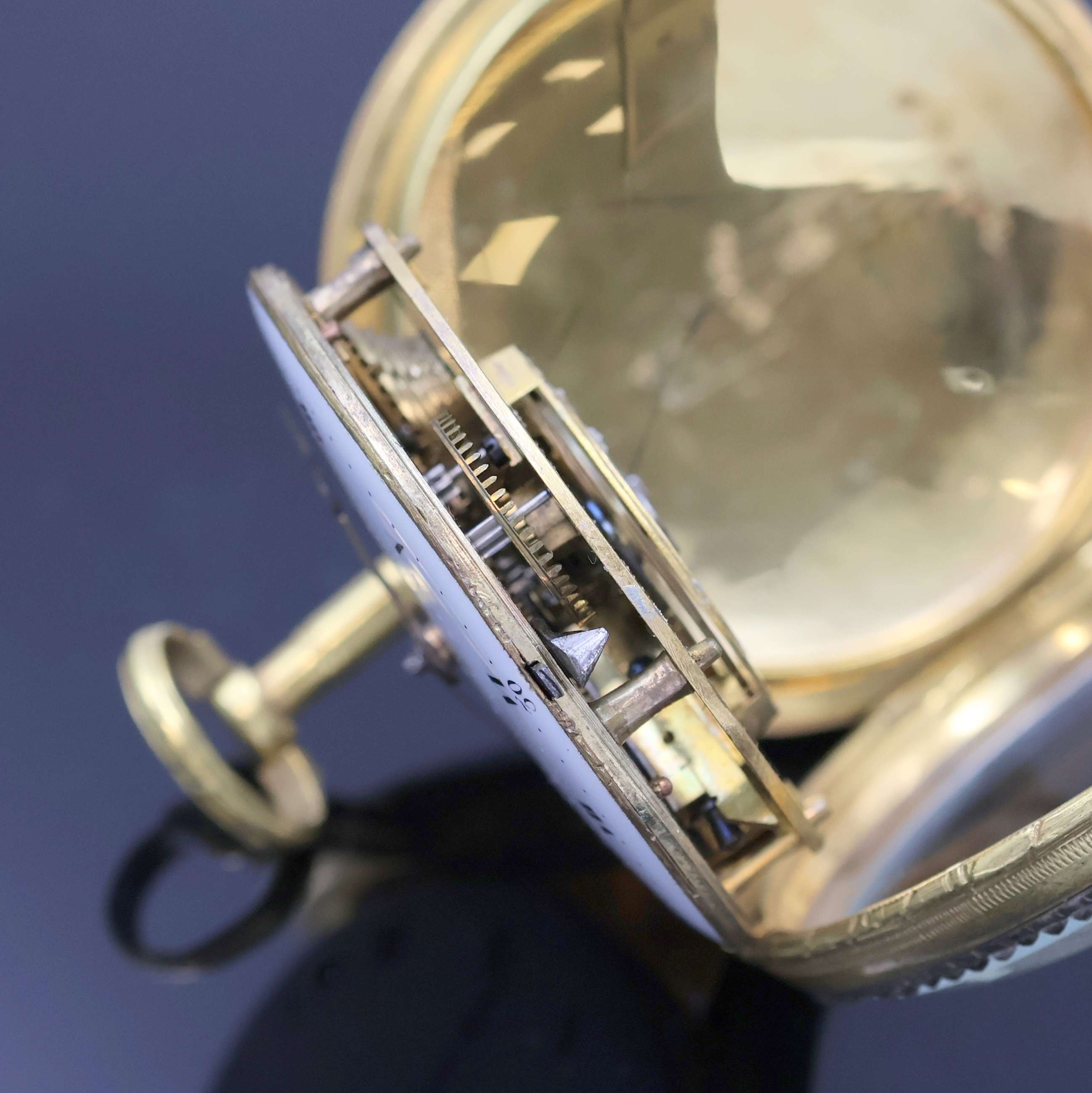 Detail c: Email-Spindeltaschenuhr, Schweiz um 1790, verg. Geh., rücks. transluzid blau emailliert m. gold./blauen floralen Einlagen besch./rep., Lünette m. ...