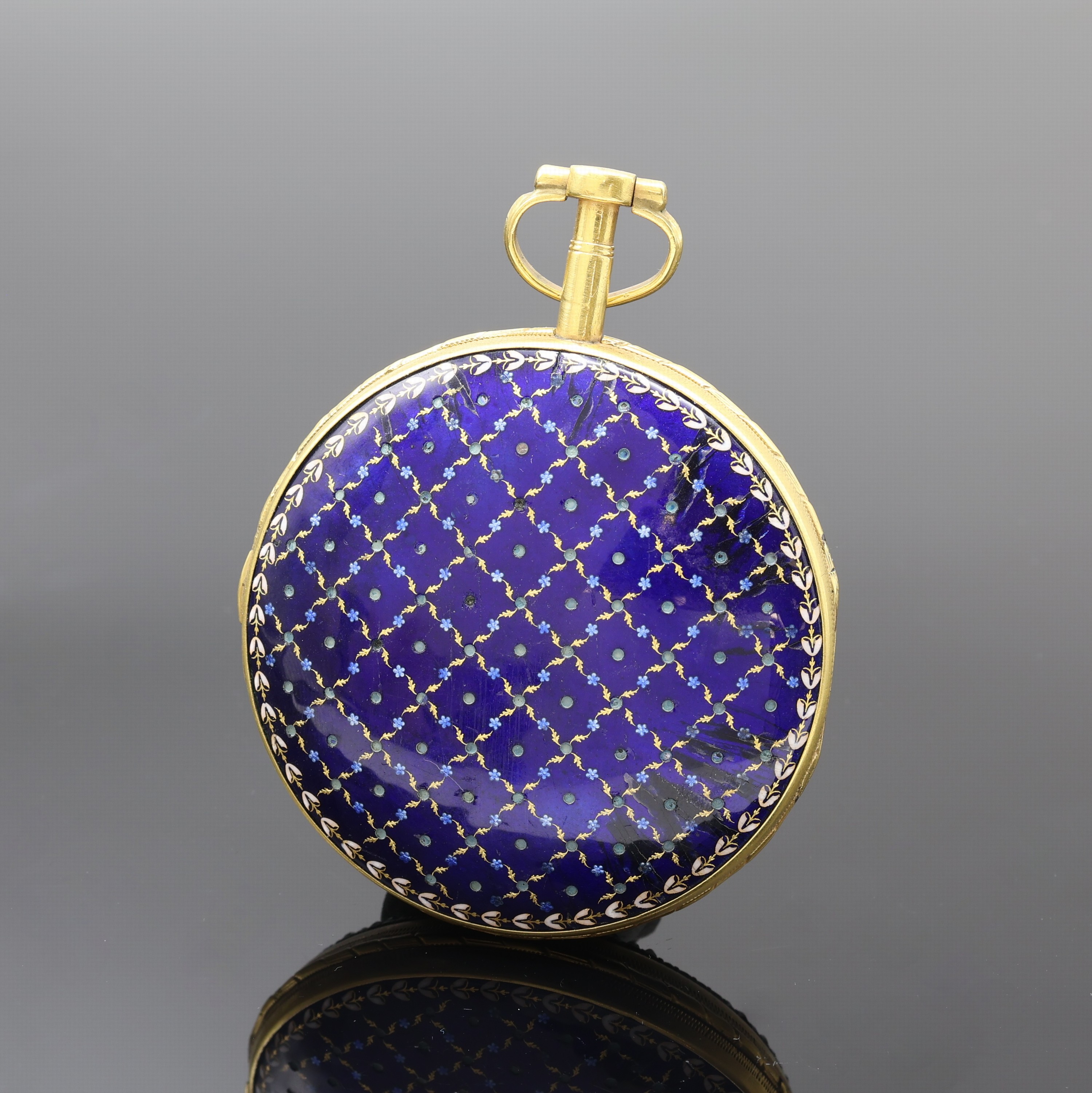 Detail d: Email-Spindeltaschenuhr, Schweiz um 1790, verg. Geh., rücks. transluzid blau emailliert m. gold./blauen floralen Einlagen besch./rep., Lünette m. ...