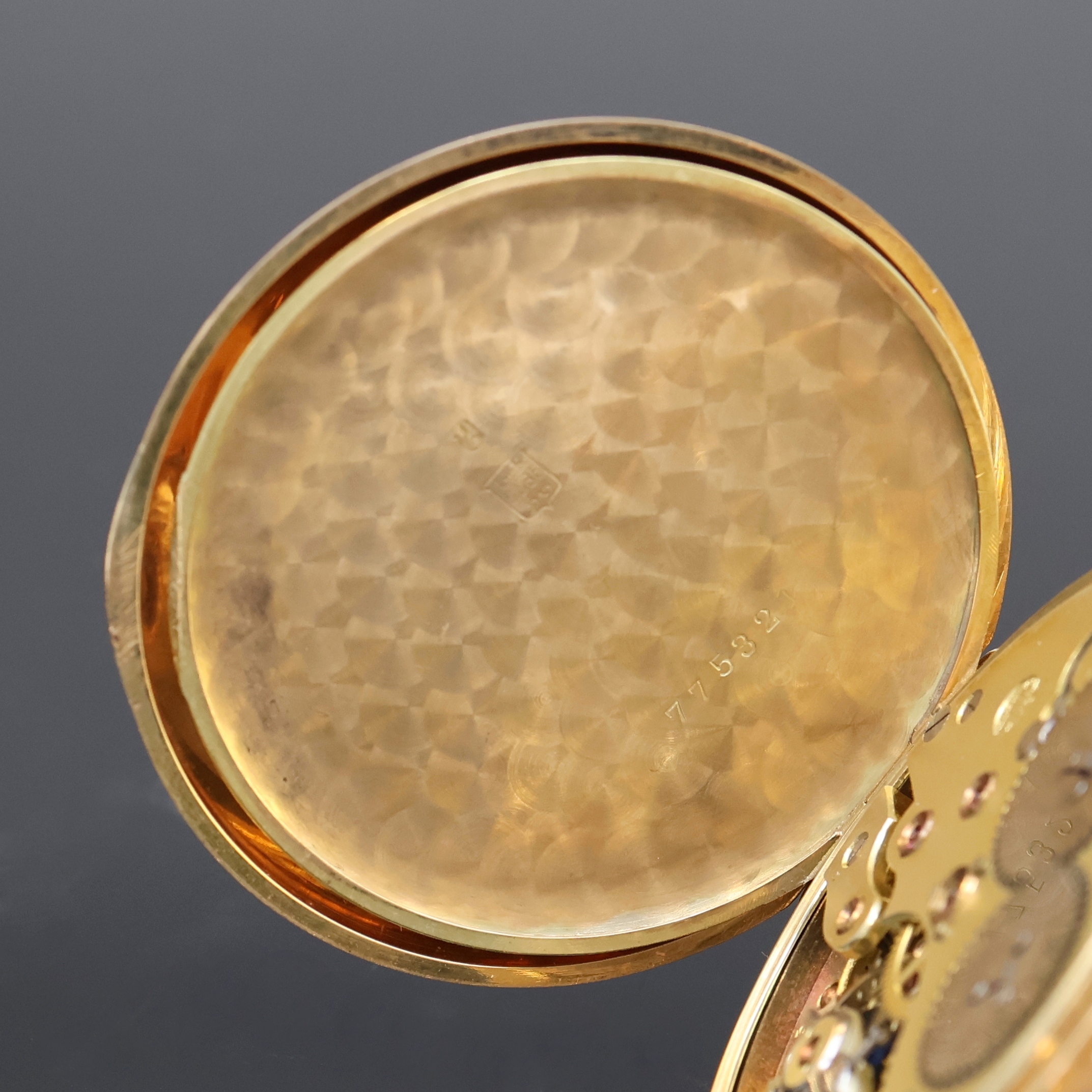 Detail d: IWC Herrentaschenuhr in GG 585/000, Schweiz um 1919, guill. 2-Deckel Goldgeh. dell./ berieb., Cuvette sign., 2-tlg. Emailzifferbl. besch., ...