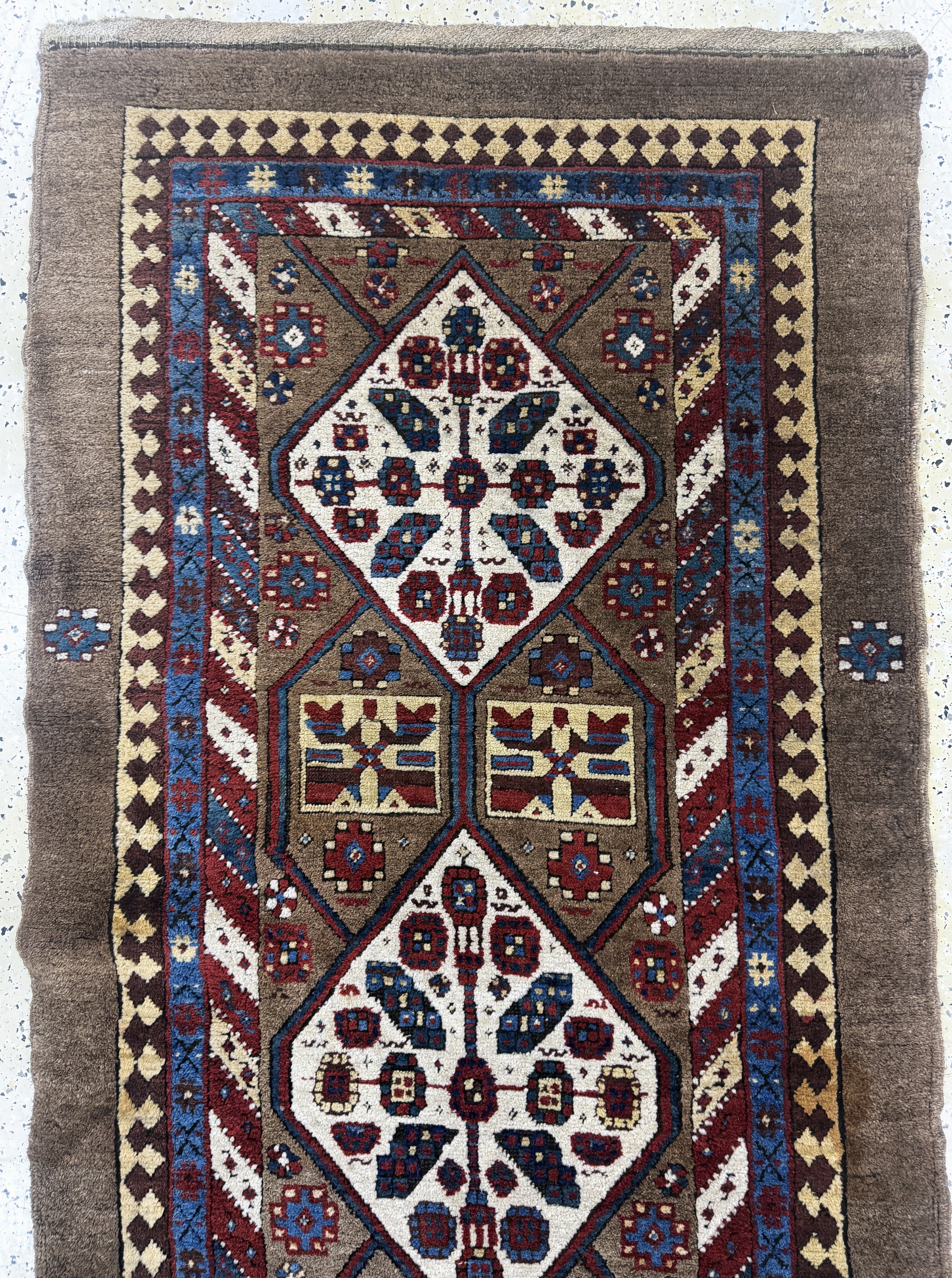 Detail a: Antiker Sarab, Persien, 19.Jhd, Kamel- Wolle, ca. 330 x 103 cm, EHZ: 2(flecken), restauriert