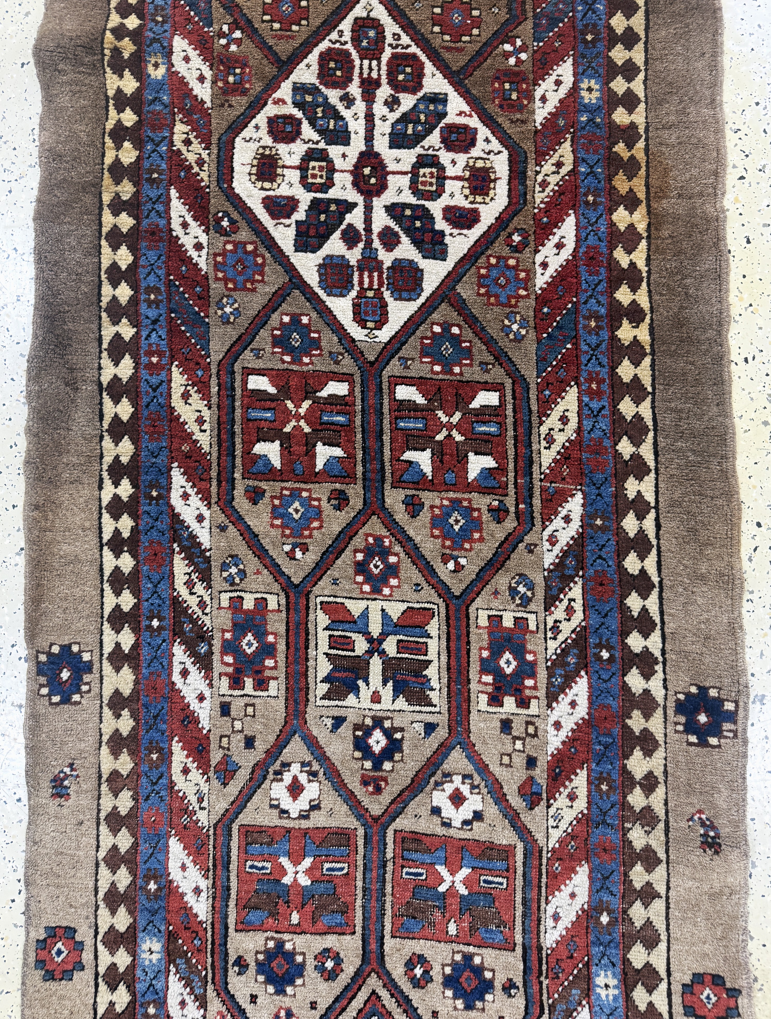 Detail b: Antiker Sarab, Persien, 19.Jhd, Kamel- Wolle, ca. 330 x 103 cm, EHZ: 2(flecken), restauriert