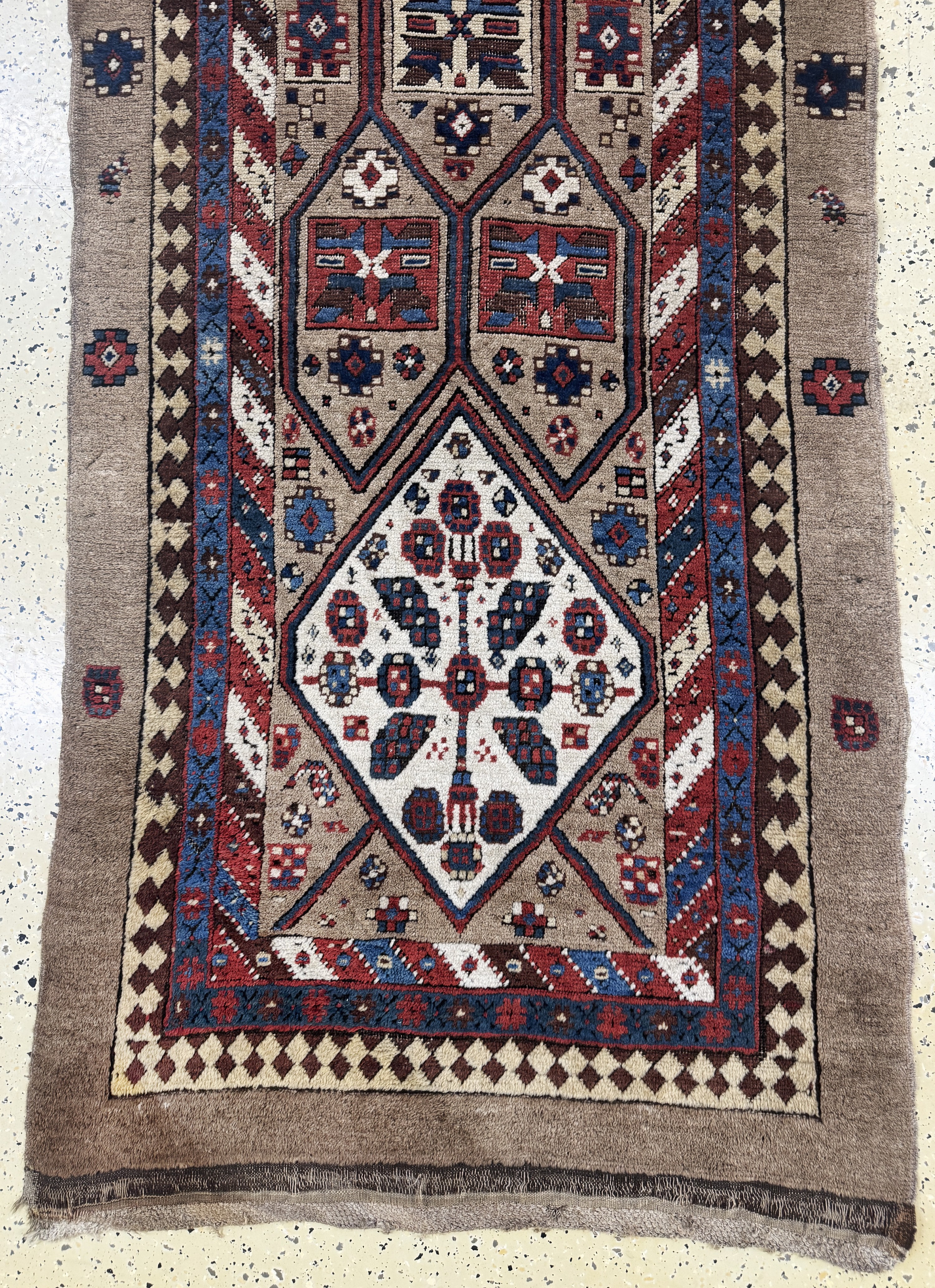 Detail c: Antiker Sarab, Persien, 19.Jhd, Kamel- Wolle, ca. 330 x 103 cm, EHZ: 2(flecken), restauriert