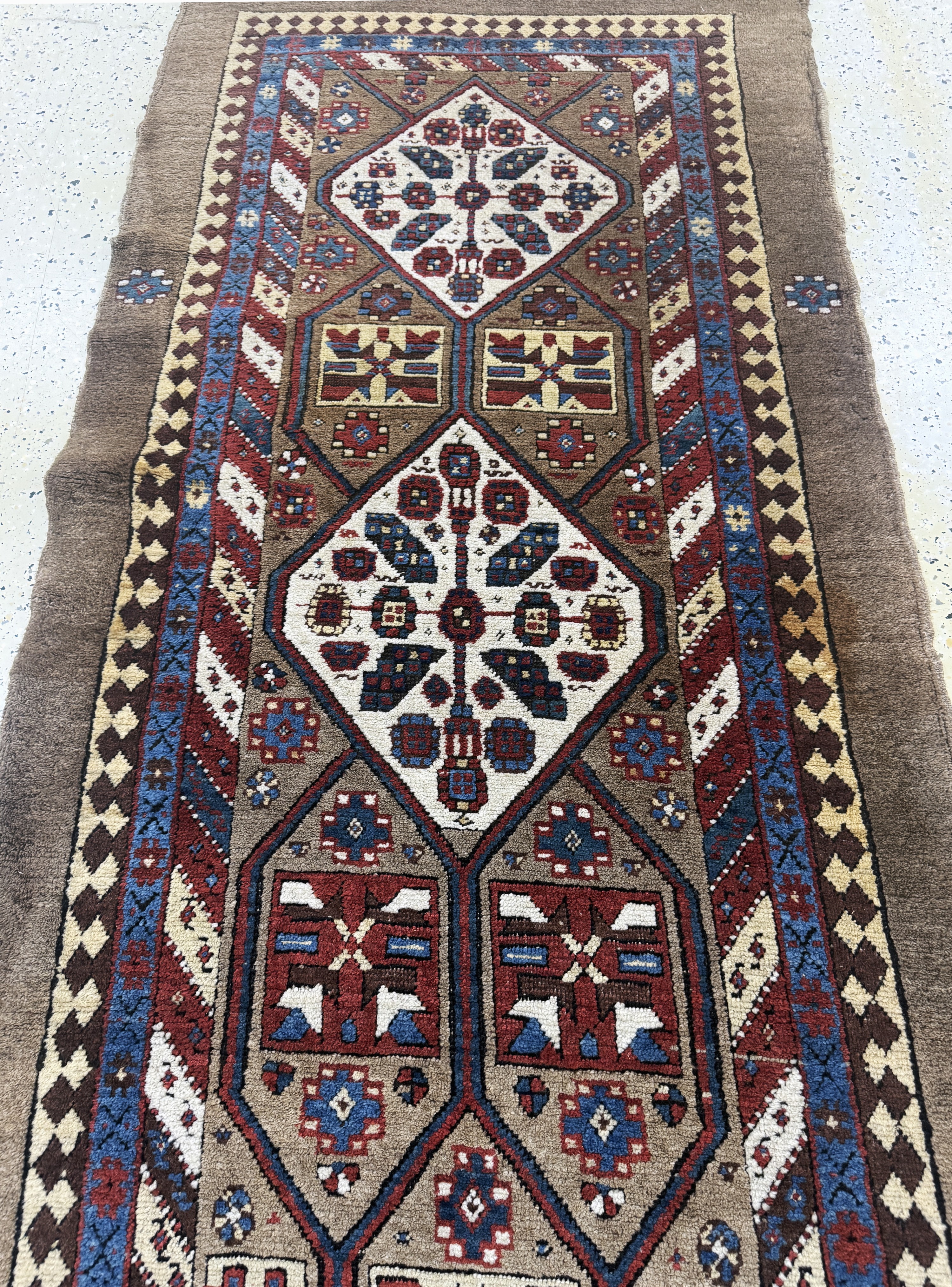 Detail d: Antiker Sarab, Persien, 19.Jhd, Kamel- Wolle, ca. 330 x 103 cm, EHZ: 2(flecken), restauriert