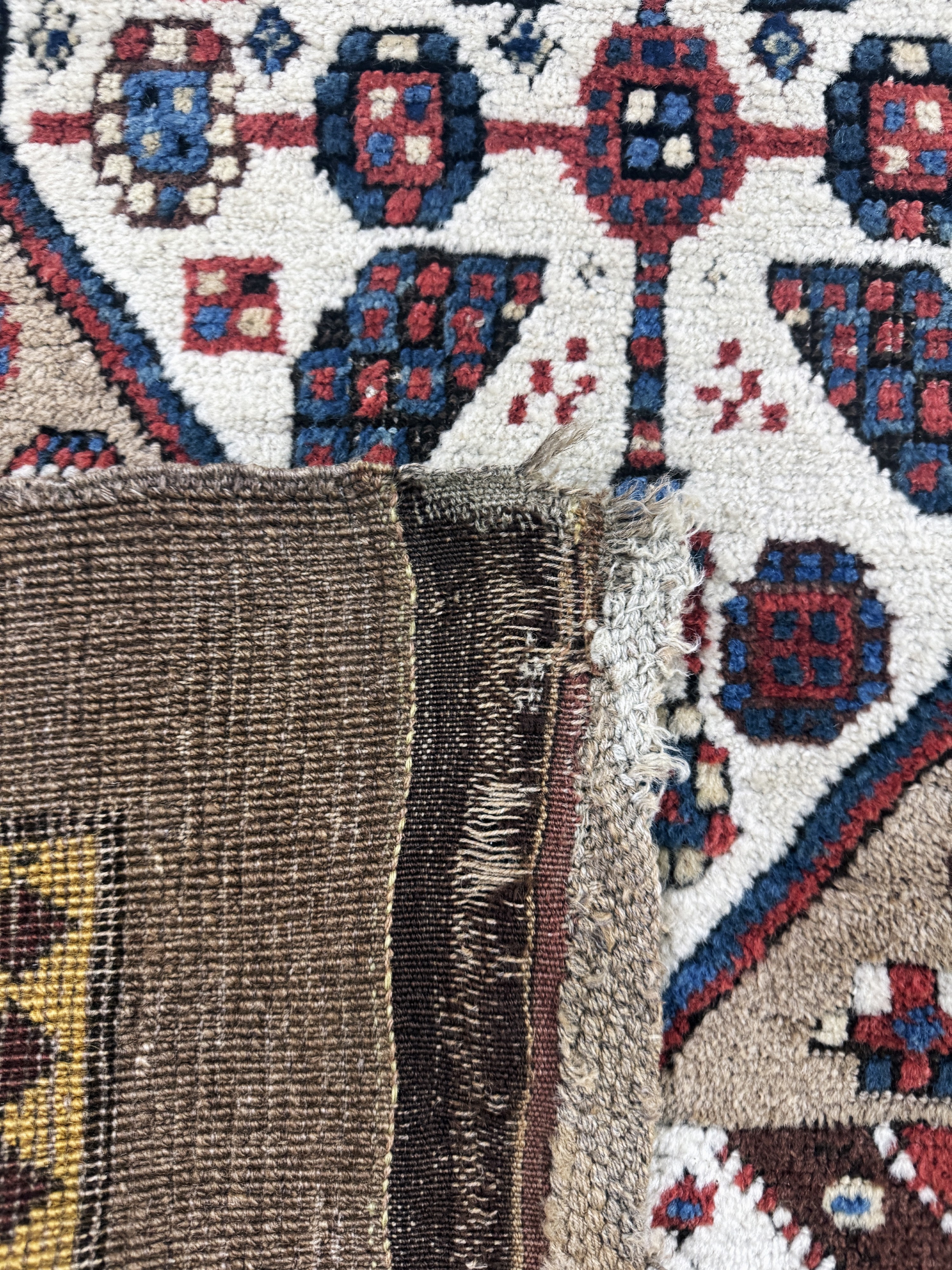 Detail f: Antiker Sarab, Persien, 19.Jhd, Kamel- Wolle, ca. 330 x 103 cm, EHZ: 2(flecken), restauriert