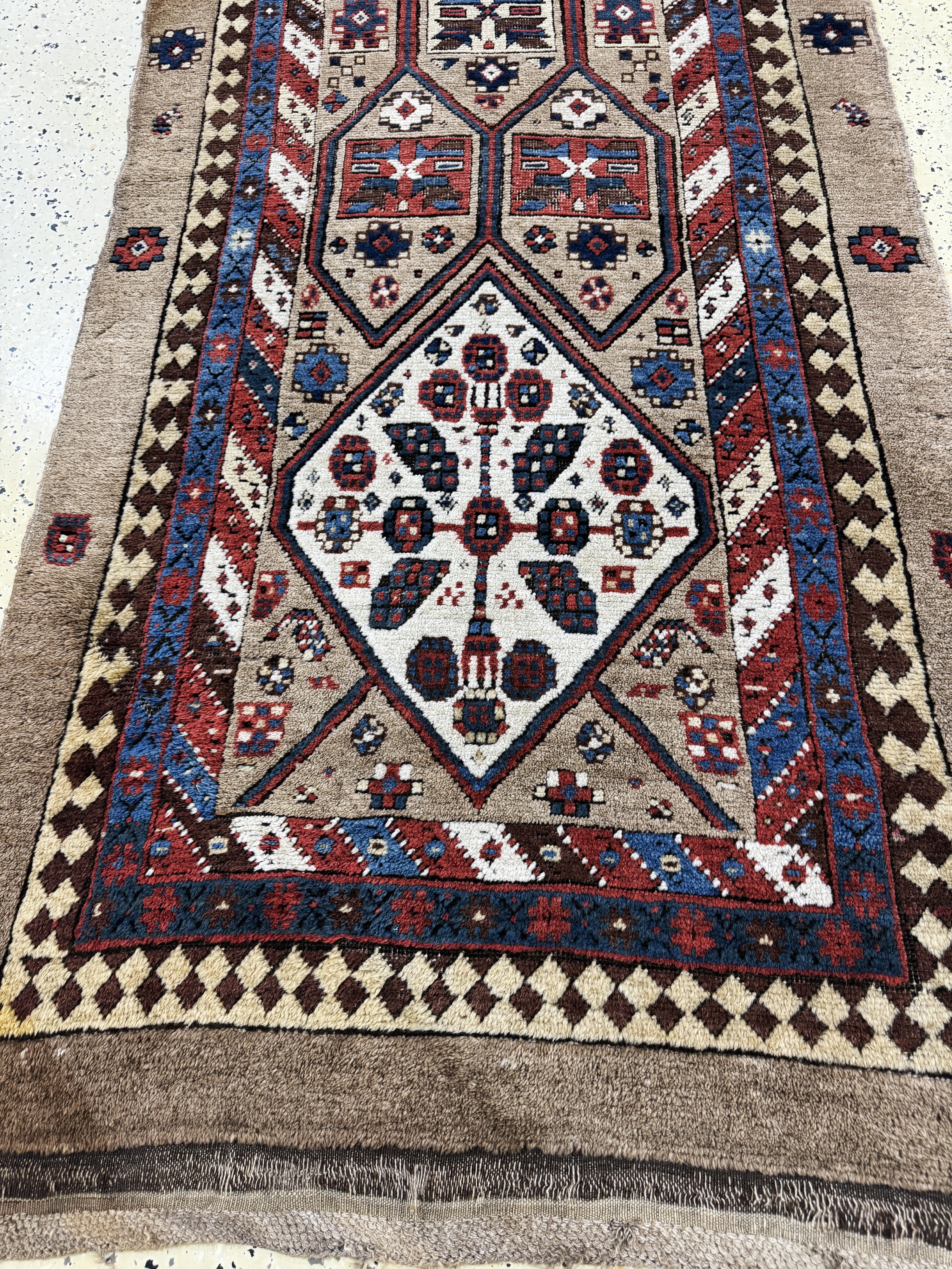 Detail g: Antiker Sarab, Persien, 19.Jhd, Kamel- Wolle, ca. 330 x 103 cm, EHZ: 2(flecken), restauriert
