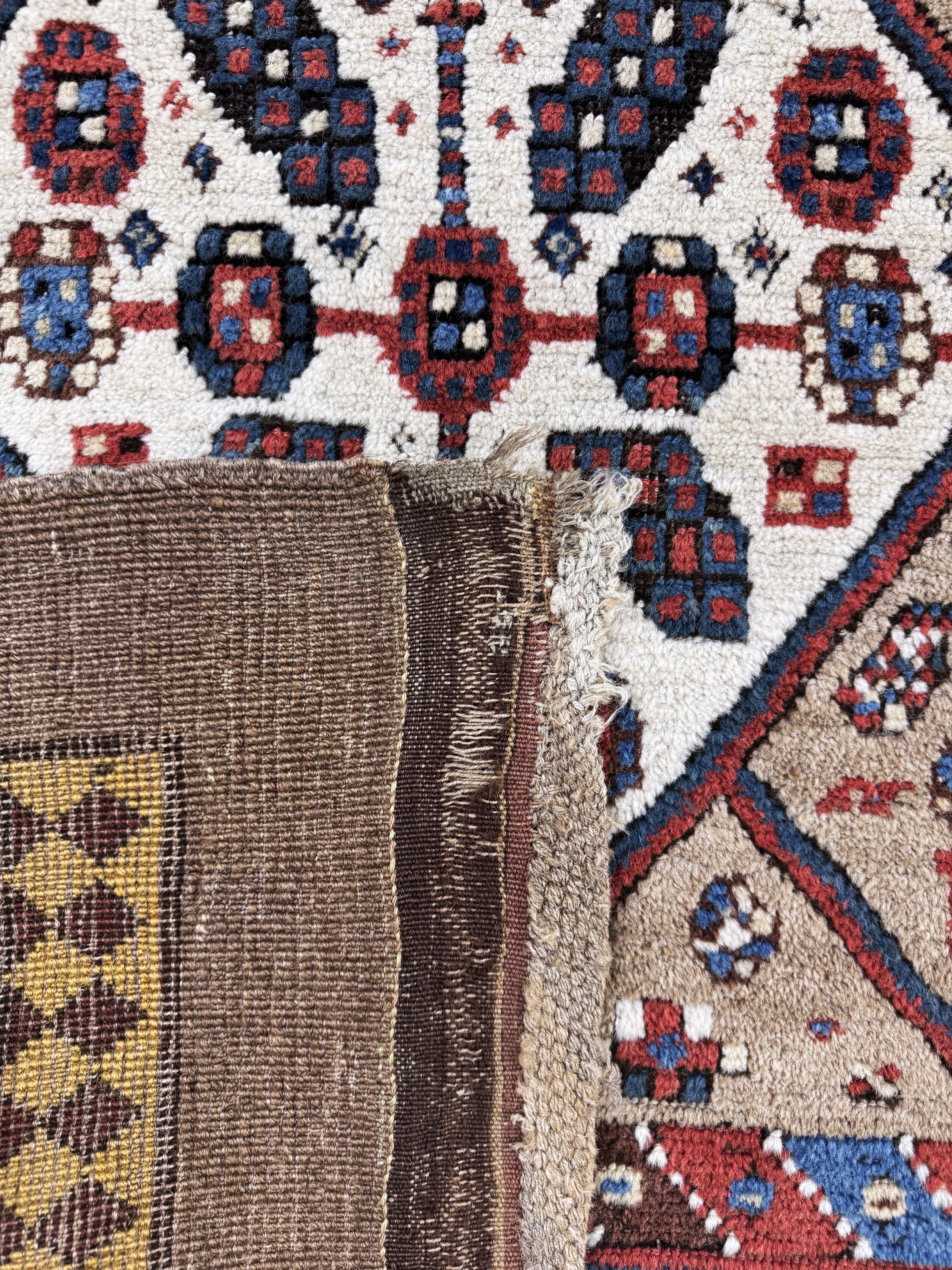 Detail h: Antiker Sarab, Persien, 19.Jhd, Kamel- Wolle, ca. 330 x 103 cm, EHZ: 2(flecken), restauriert