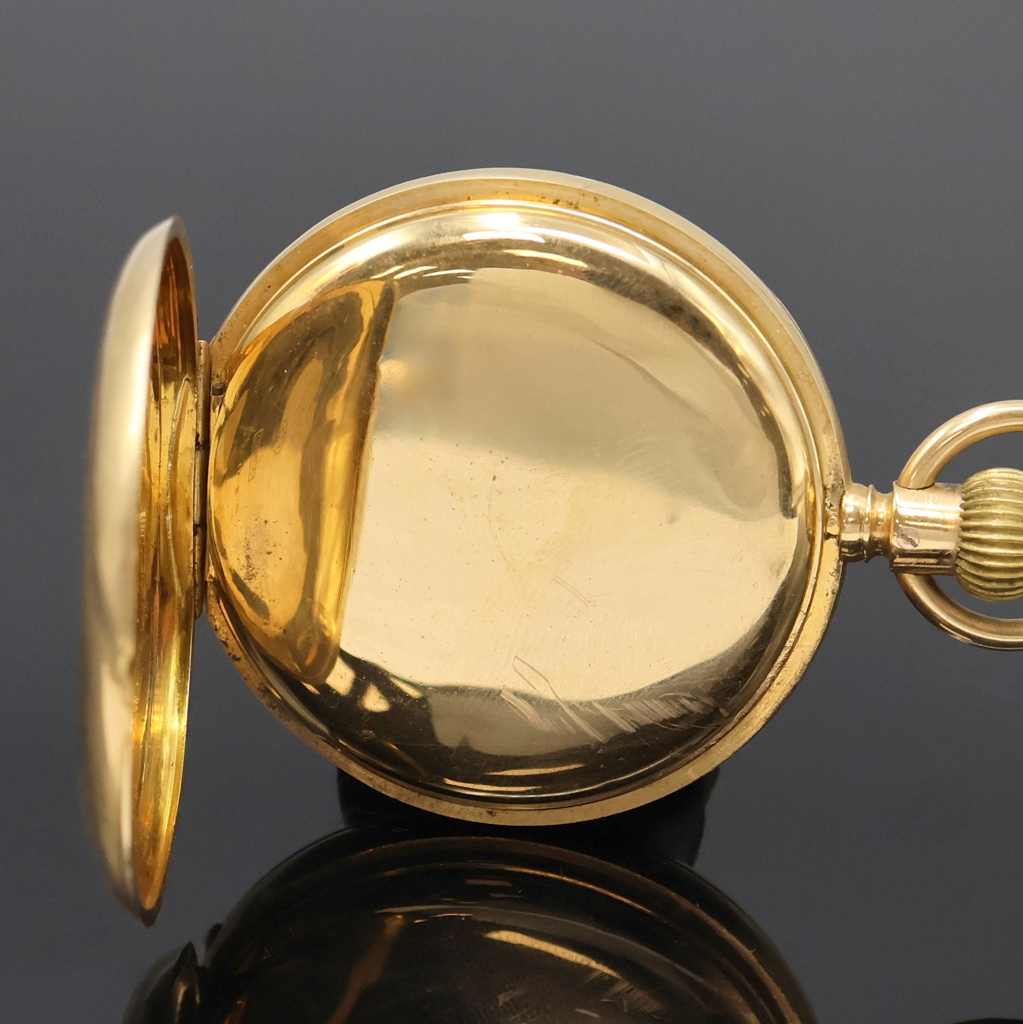 Detail d: A. LANGE & SÖHNE Herrensavonette in GG 750/000, Deutschland um 1880, glattes 3- Deckel Goldgeh. dell., Schmuckmonogramm auf Sprungdeckel, 2-tlg. ...