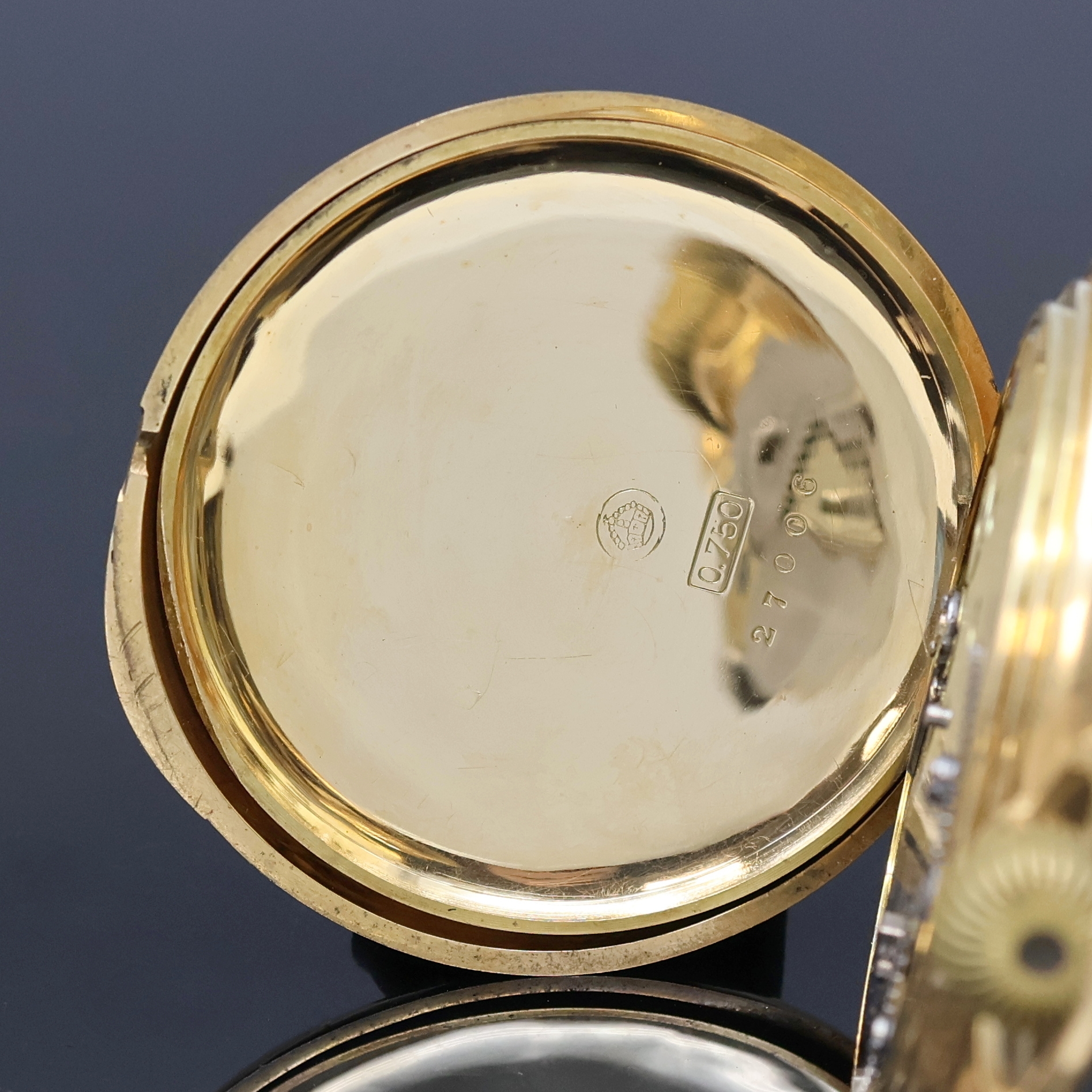 Detail e: A. LANGE & SÖHNE Herrensavonette in GG 750/000, Deutschland um 1880, glattes 3- Deckel Goldgeh. dell., Schmuckmonogramm auf Sprungdeckel, 2-tlg. ...