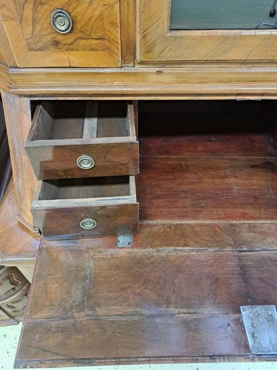 27062425b - Barock Aufsatzsekretär, um 1740/50, Nußbaumfurnier, Aufsatz mit einer Glastür und 6 ...