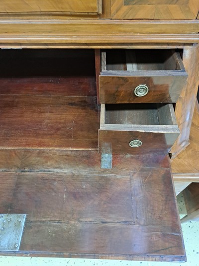 27062425c - Barock Aufsatzsekretär, um 1740/50, Nußbaumfurnier, Aufsatz mit einer Glastür und 6 ...