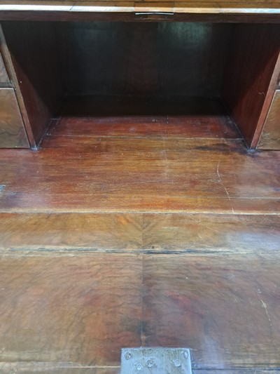 27062425d - Barock Aufsatzsekretär, um 1740/50, Nußbaumfurnier, Aufsatz mit einer Glastür und 6 ...