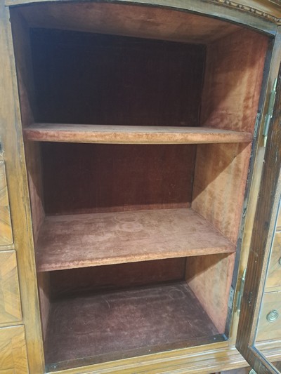 27062425e - Barock Aufsatzsekretär, um 1740/50, Nußbaumfurnier, Aufsatz mit einer Glastür und 6 ...