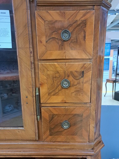 27062425f - Barock Aufsatzsekretär, um 1740/50, Nußbaumfurnier, Aufsatz mit einer Glastür und 6 ...