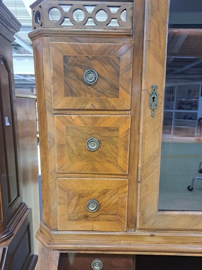 27062425g - Barock Aufsatzsekretär, um 1740/50, Nußbaumfurnier, Aufsatz mit einer Glastür und 6 ...