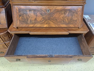 27062425h - Barock Aufsatzsekretär, um 1740/50, Nußbaumfurnier, Aufsatz mit einer Glastür und 6 ...