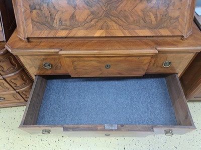 27062425i - Barock Aufsatzsekretär, um 1740/50, Nußbaumfurnier, Aufsatz mit einer Glastür und 6 ...