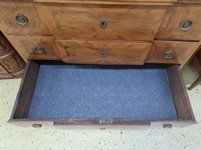 27062425j - Barock Aufsatzsekretär, um 1740/50, Nußbaumfurnier, Aufsatz mit einer Glastür und 6 ...