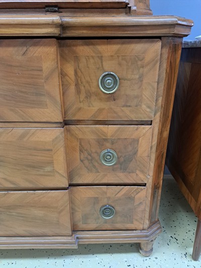 27062425k - Barock Aufsatzsekretär, um 1740/50, Nußbaumfurnier, Aufsatz mit einer Glastür und 6 ...