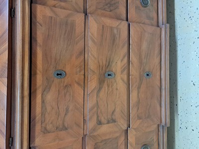 27062425l - Barock Aufsatzsekretär, um 1740/50, Nußbaumfurnier, Aufsatz mit einer Glastür und 6 ...