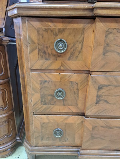 27062425m - Barock Aufsatzsekretär, um 1740/50, Nußbaumfurnier, Aufsatz mit einer Glastür und 6 ...