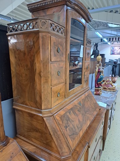 27062425n - Barock Aufsatzsekretär, um 1740/50, Nußbaumfurnier, Aufsatz mit einer Glastür und 6 ...