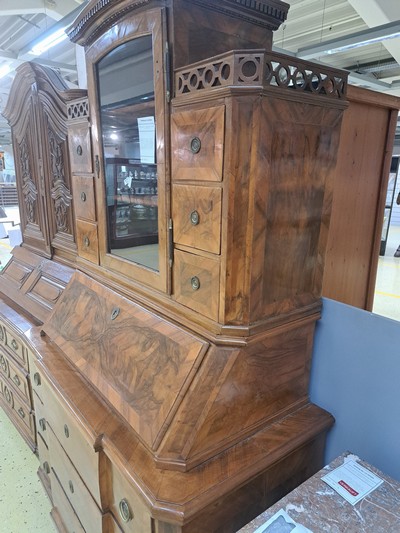 27062425o - Barock Aufsatzsekretär, um 1740/50, Nußbaumfurnier, Aufsatz mit einer Glastür und 6 ...