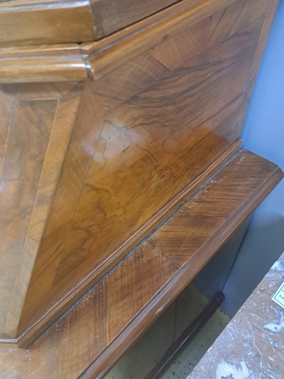 27062425p - Barock Aufsatzsekretär, um 1740/50, Nußbaumfurnier, Aufsatz mit einer Glastür und 6 ...