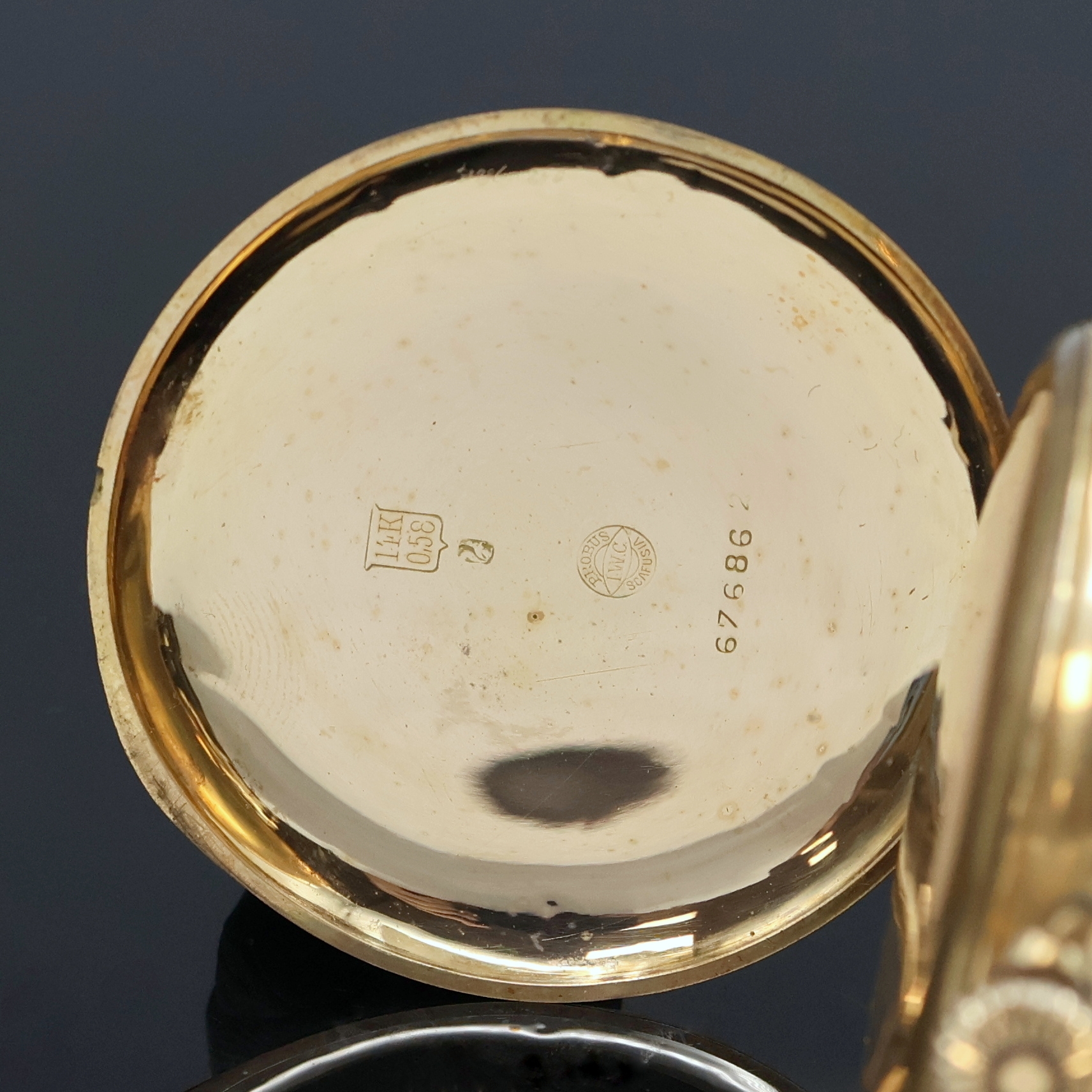 Detail b: IWC Herrentaschenuhr in GG 585/000, Schweiz um 1918, guill. Geh. dell., Metallcuvette, sign. Emailzifferbl. m. Breguetzahlen, kl. Sek. b. 6, gebl. ...