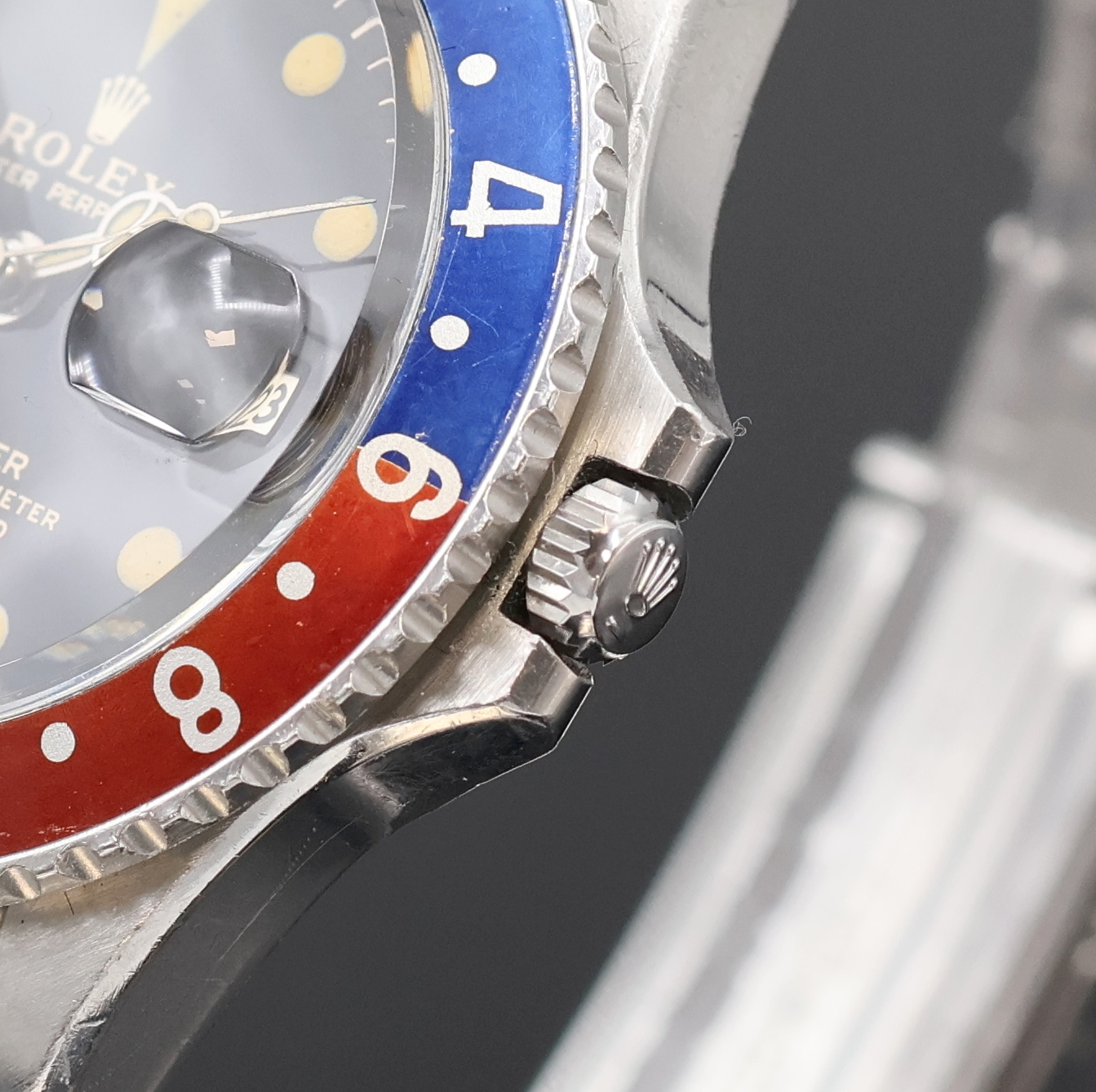 Detail c: ROLEX GMT-Master Referenz 1675 von 1966 mit fantastischem original Glanzzifferblatt, Automatik, verschr. Oystergeh. im Boden bez. 2. Quartal 1966, ...