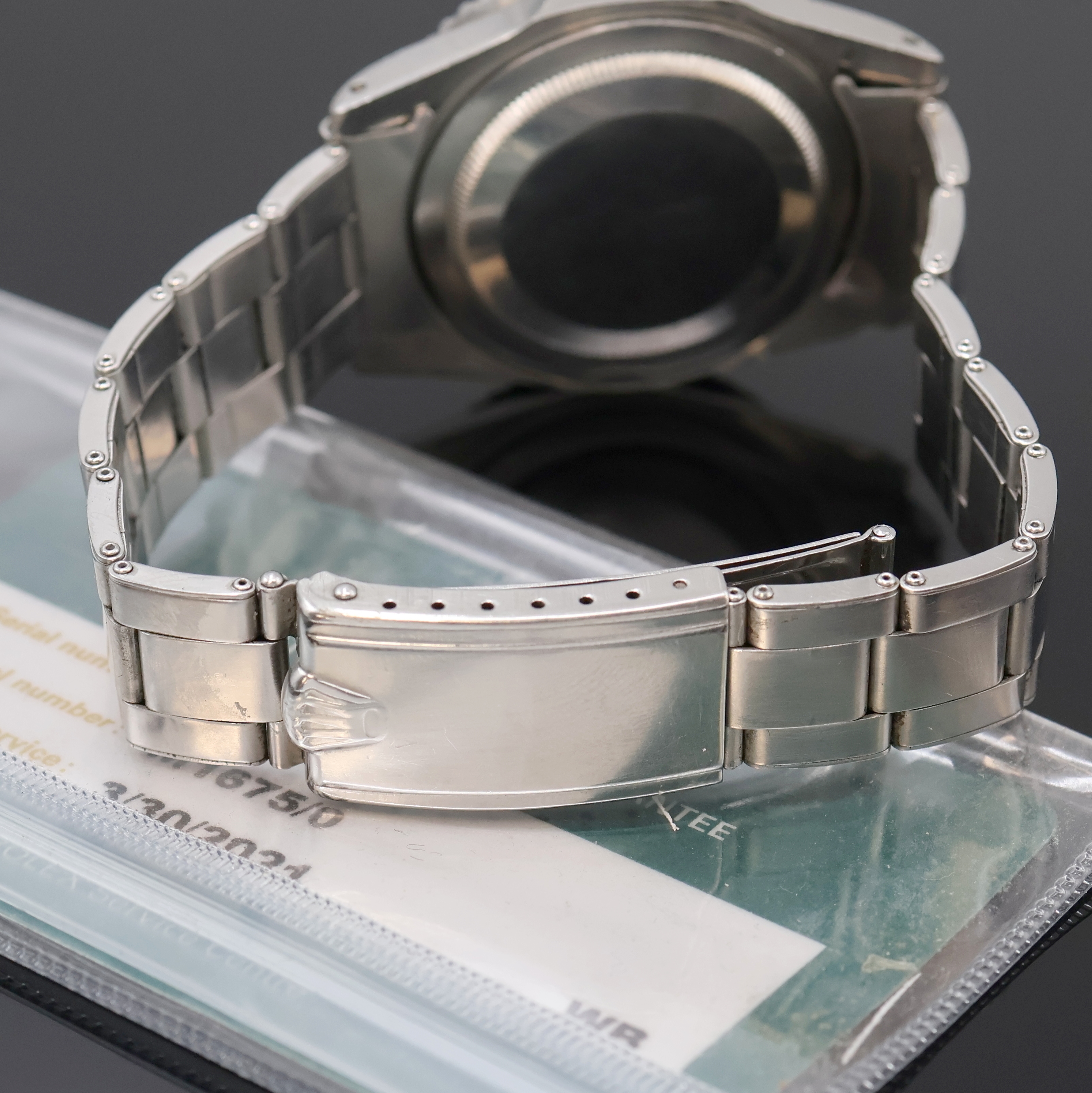 Detail d: ROLEX GMT-Master Referenz 1675 von 1966 mit fantastischem original Glanzzifferblatt, Automatik, verschr. Oystergeh. im Boden bez. 2. Quartal 1966, ...