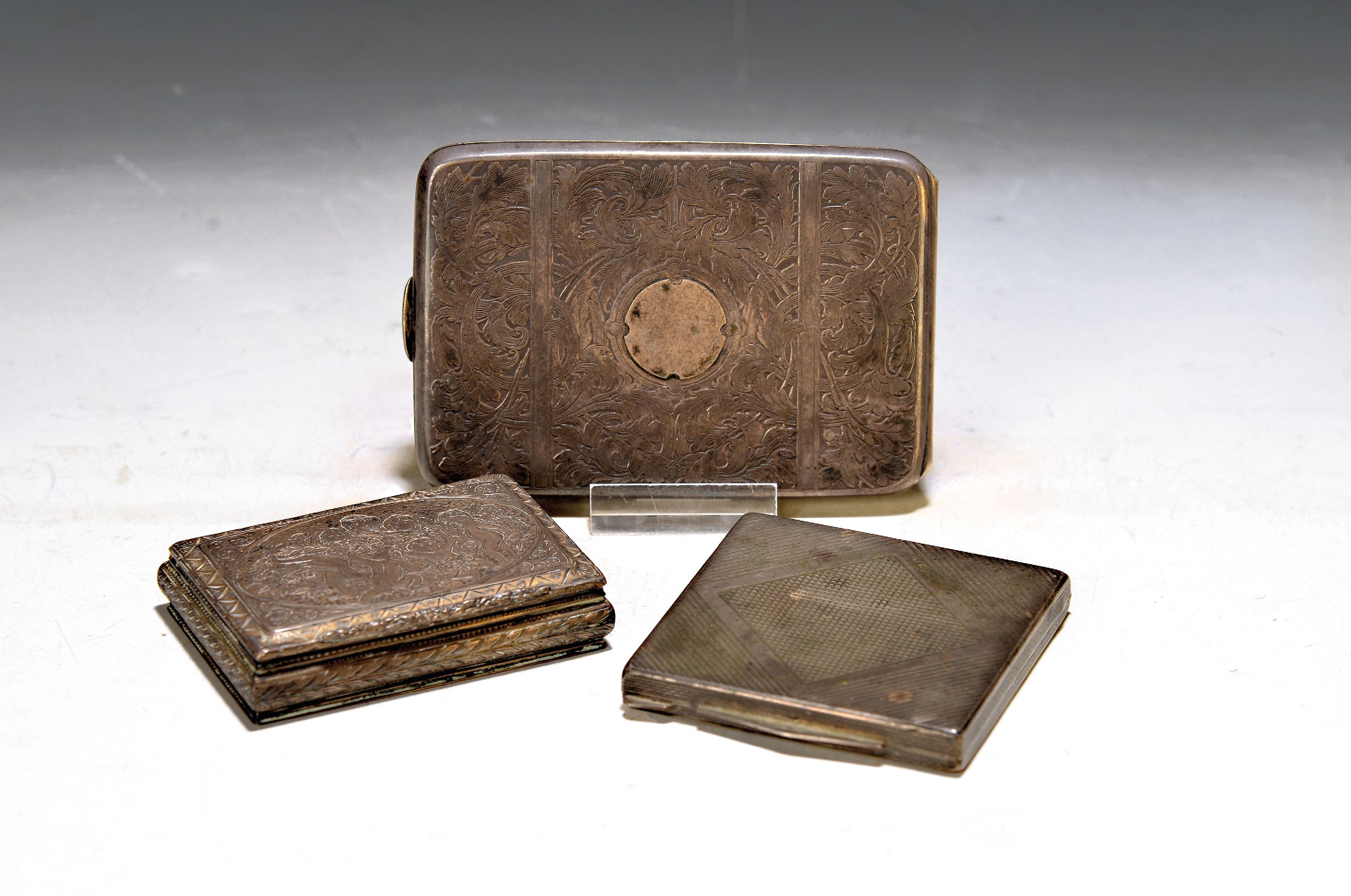 Puderdose, Deckeldose und Visitenkartenetui, 1.Hälfte 20.Jh., Silber, 330g, Visitenkartenetui, Sterling-Silber, floraler Gravurdekor, 11,5x8cm; ...
