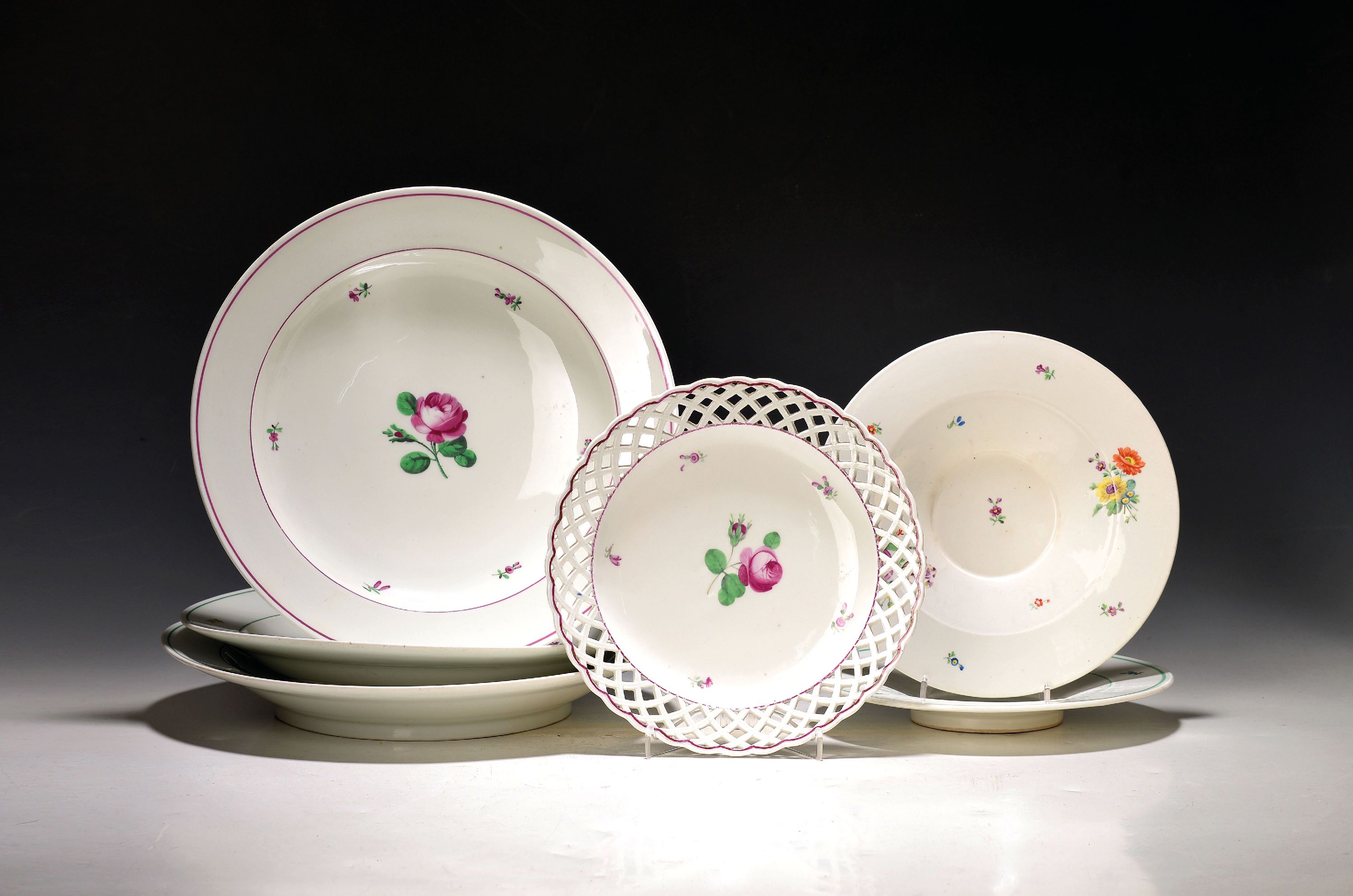 Image 27062523 - 3 runde Platten, Dessertteller und drei Unterteller, Wien, 18. Jh., Platten mit roter ...