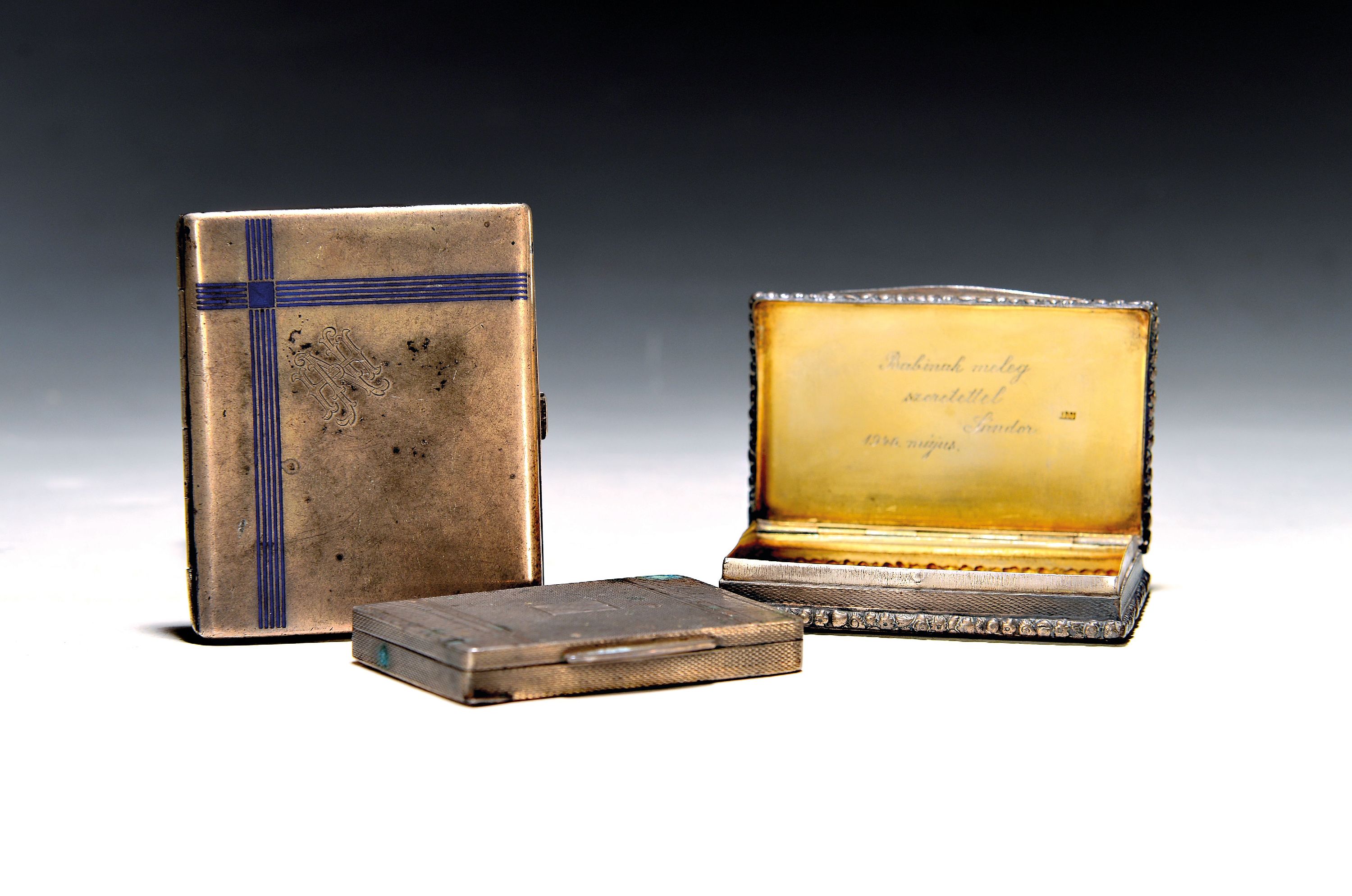 2 Deckeldosen und 1 Visitenkartenetui, Österreich, 1840/1867-72, Silber, 258g, Deckeldose innenvergoldet, 1867-72, 800er, 5 ,5x7,5cm; Deckeldose ...