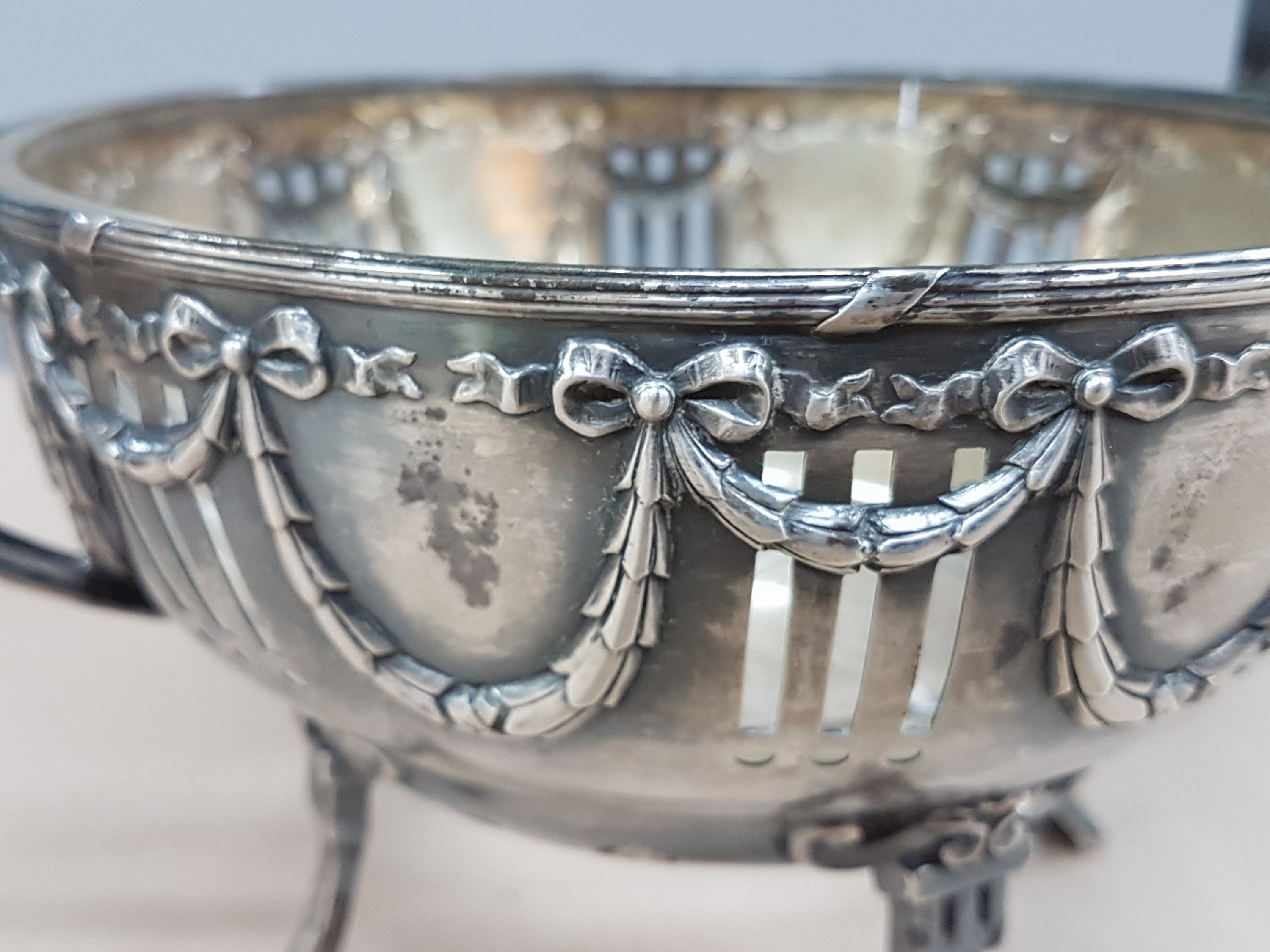 Detail e: Anbietschale mit Glaseinsatz, Gebr. Deyhle, Schwäbisch Gmünd, 1.Viertel 20.Jh., 800er, Reliefdekor mit Schleifen und Girlanden, Importmarke ...