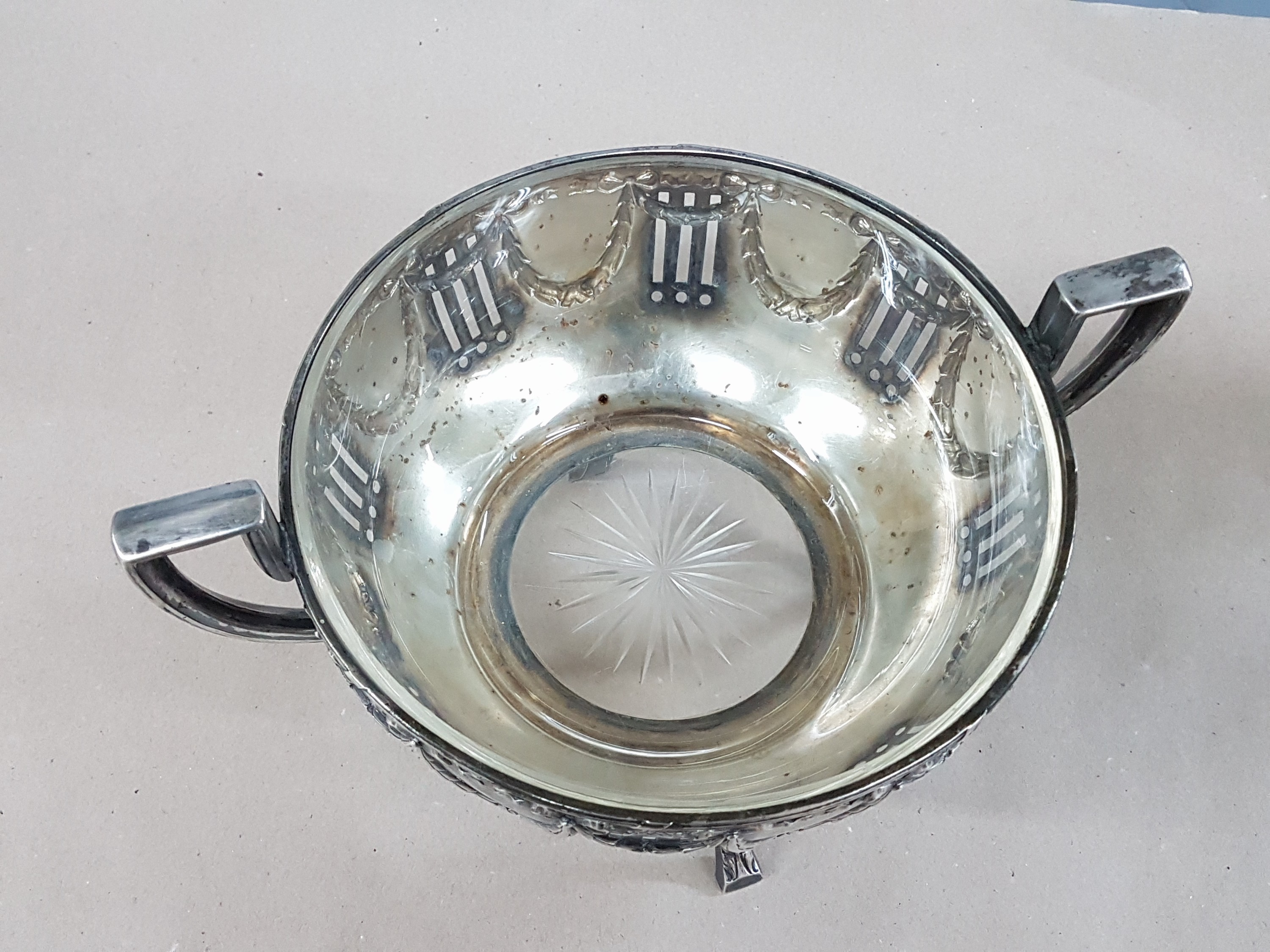 Detail f: Anbietschale mit Glaseinsatz, Gebr. Deyhle, Schwäbisch Gmünd, 1.Viertel 20.Jh., 800er, Reliefdekor mit Schleifen und Girlanden, Importmarke ...