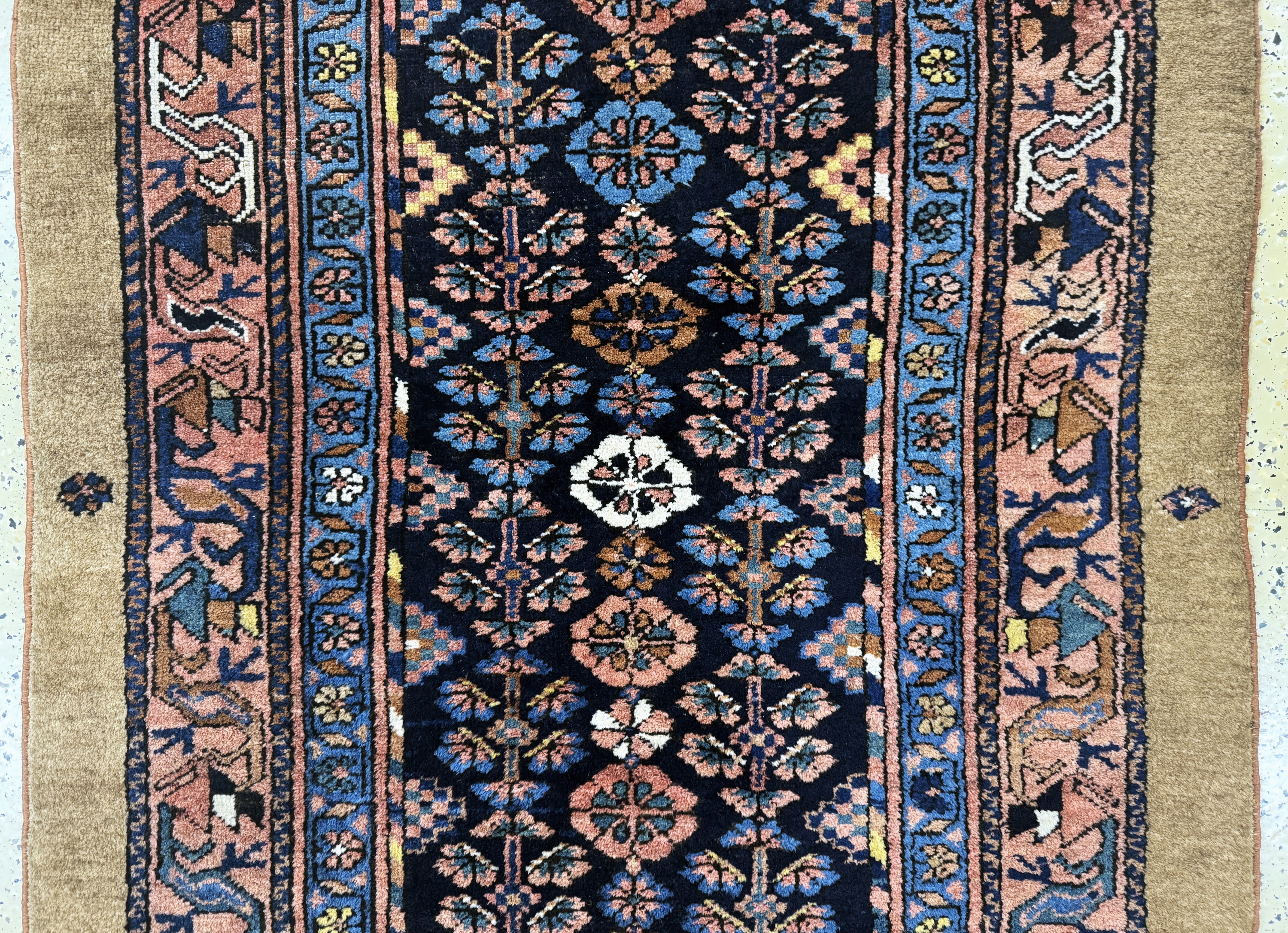 Detail b: Antiker Sarab, Persien, 19.Jhd, Kamel- Wolle, ca. 205 x 120 cm, EHZ: 2, (kleine Restaurierungen).