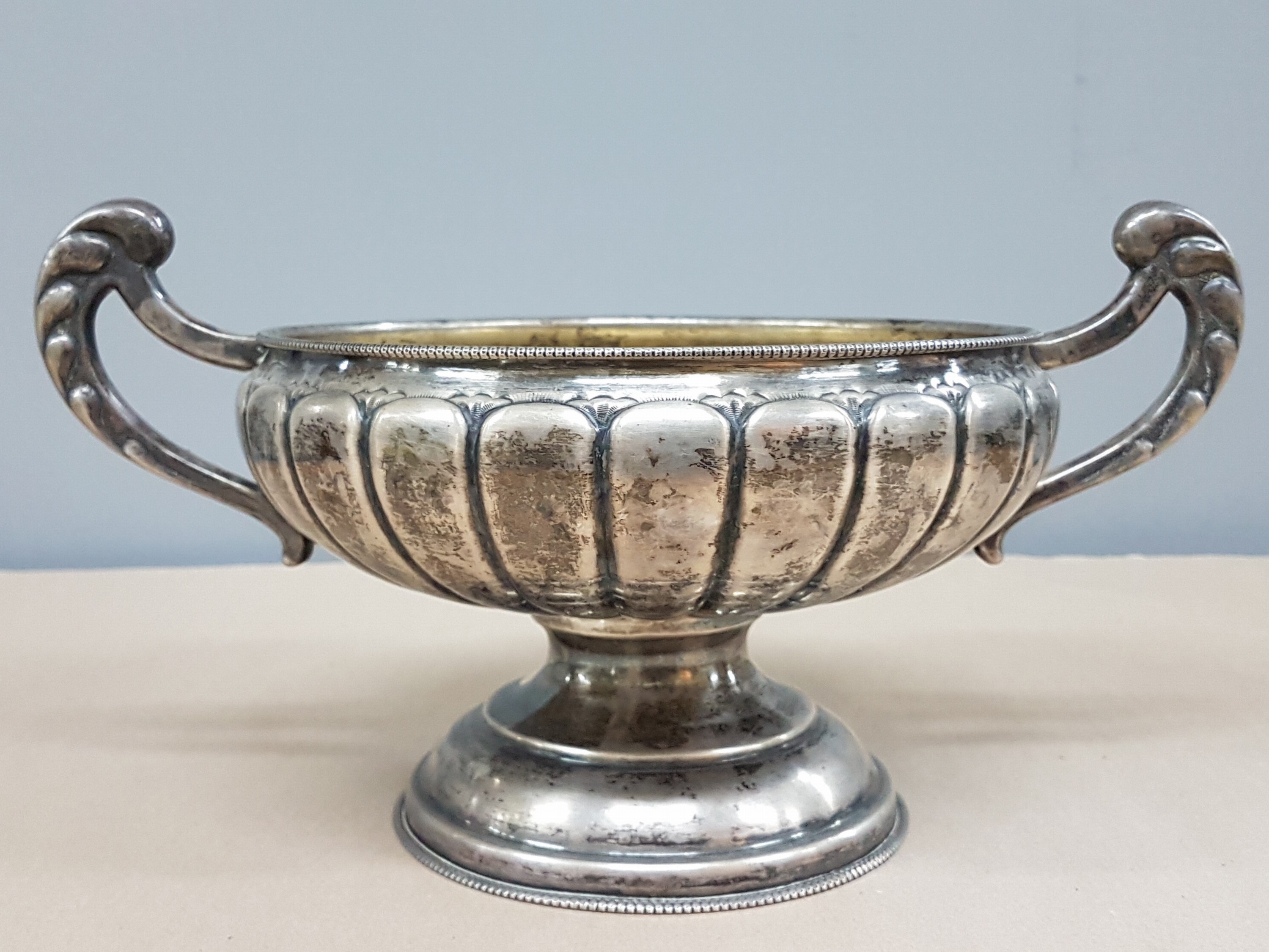 Detail a: Doppelhenkelschale, Budapest, Österreich -Ungarn, 1867-72, 800er, ca. 599g, godroniert, D. 30cm