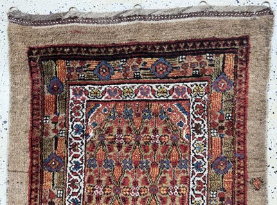 27062522a - Antiker Sarab, Persien, 19.Jhd, Kamel- Wolle, ca. 310 x 110 cm, EHZ: 2 Schätzpreis: ...